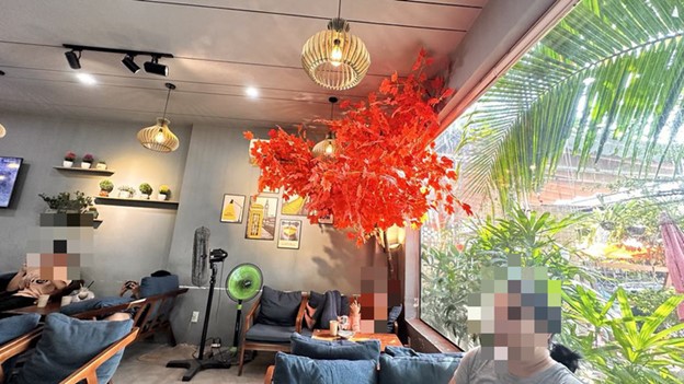 Guests’ civilized behaviors are needed at coffee shops. Photo: Do Quyen / Tuoi Tre