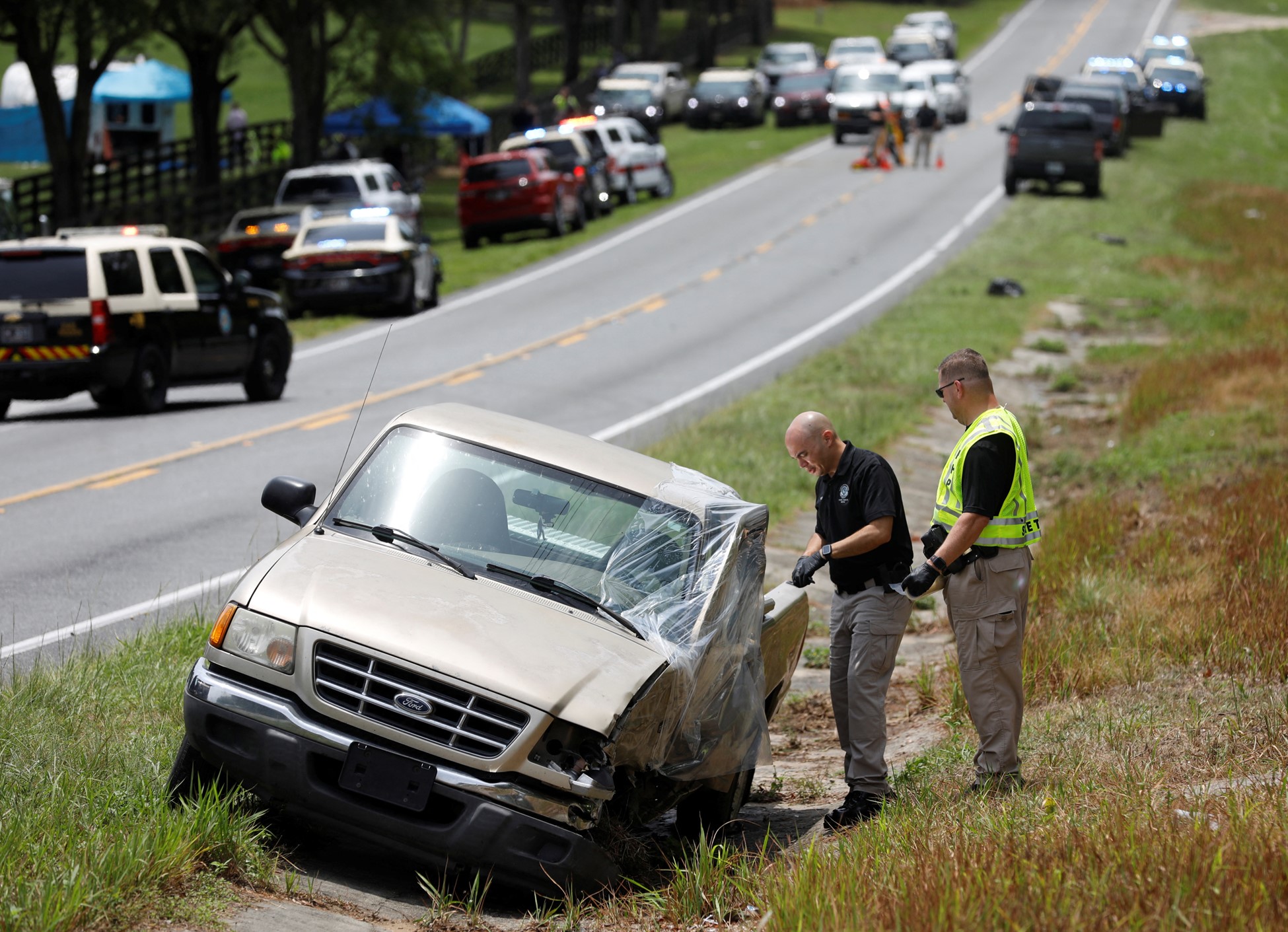 Florida Highway Patrol officers work in a vehicle believed to be involved in the accident where a bus, carrying laborers to a melon farm, overturned in a fatal crash near Dunnellon, Florida, U.S. May 14, 2024. Photo: Reuters
