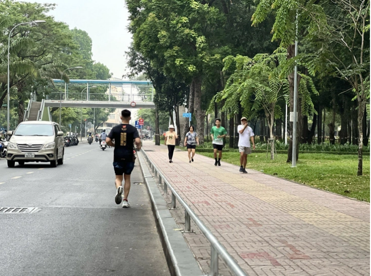 Regardless of a large pavement, a man runs on the roadbed of Dang Van Sam Street in Go Vap District, Ho Chi Minh City. Photo: Xuan Doan / Tuoi Tre
