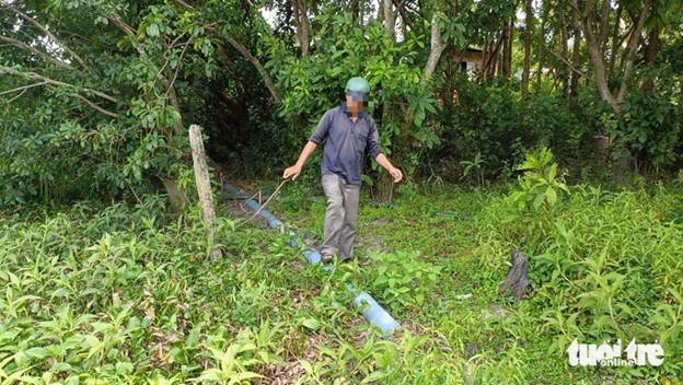 A plastic pipe leads wastewater from the pig farm to Lak Lake in Dak Lak Province. Photo: Trung Tan / Tuoi Tre