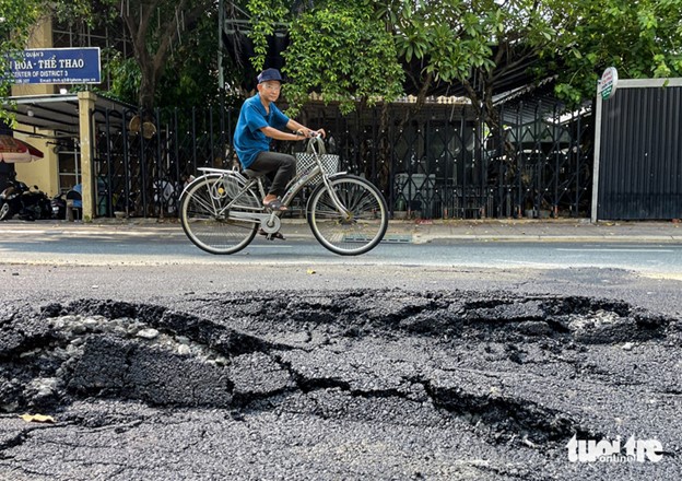 The street section subsides as much as 20 centimeters.