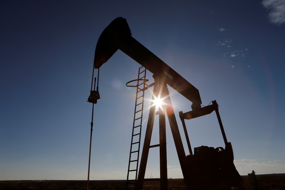 The sun is seen behind a crude oil pump jack in the Permian Basin in Loving County, Texas, U.S., November 22, 2019. Photo: Reuters