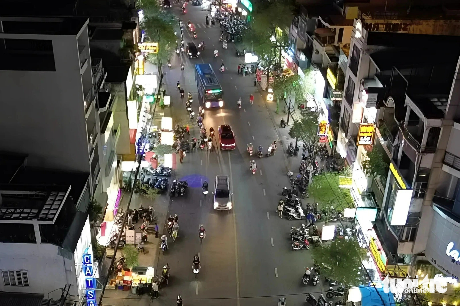 Unauthorized parking spaces were set up on the roadbed of Nguyen Gia Tri Street, located in Ward 25, Binh Thanh District, Ho Chi Minh City. Photo: Tien Quoc / Tuoi Tre