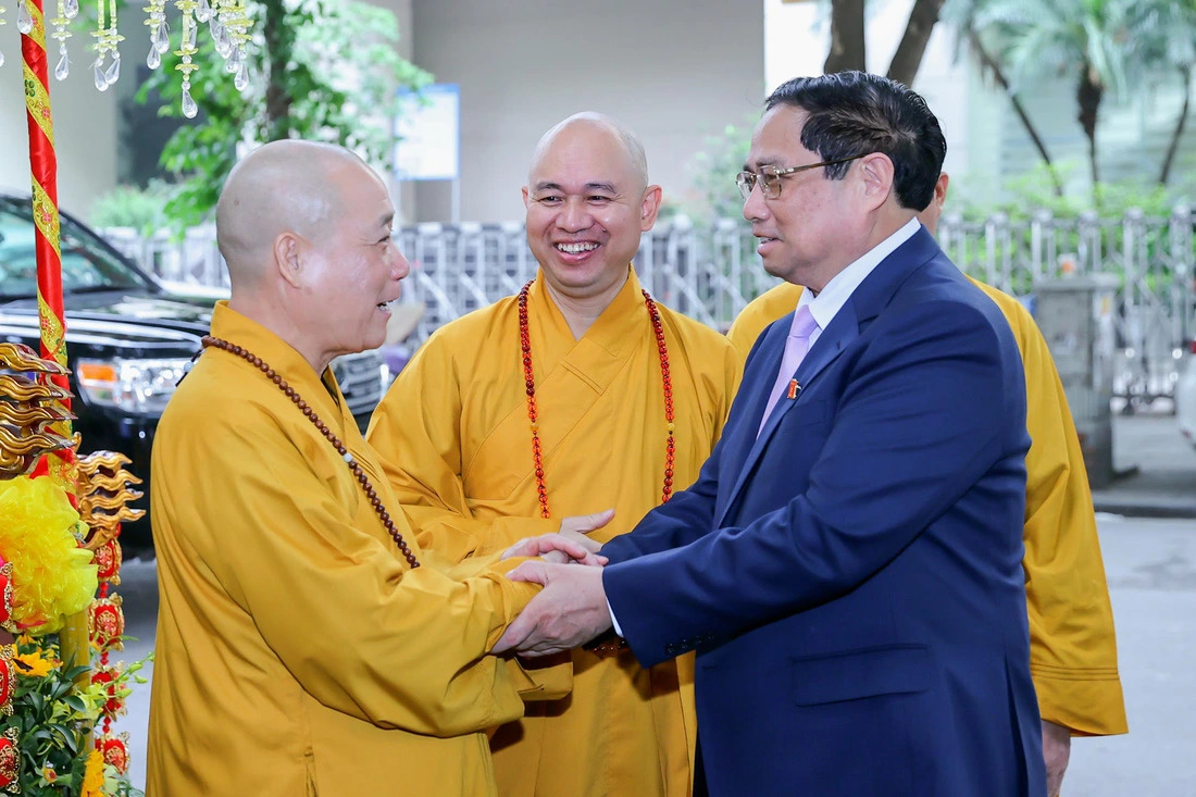 Vietnamese Prime Minister Pham Minh Chinh meets with Buddhist dignitaries at the Buddha’s Birthday anniversary at Quan Su Pagoda in Hanoi on May 22, 2024. Photo: VGP