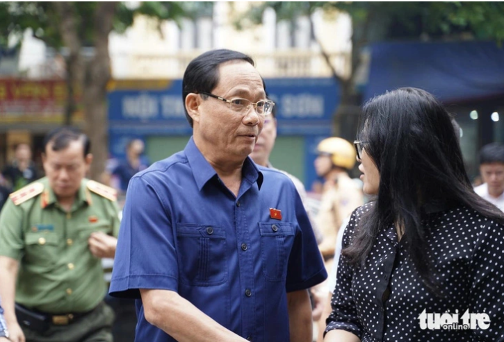 Vice-chairman of the National Assembly Tran Quang Phuong (in a blue shirt) reaches the scene of the incident. Photo: Danh Trong / Tuoi Tre