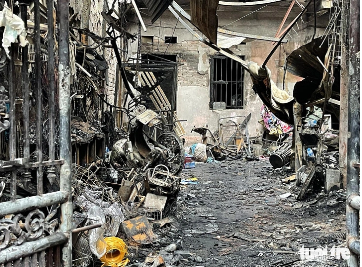 The fire damages many belongings and vehicles. Photo: Pham Dung / Tuoi Tre