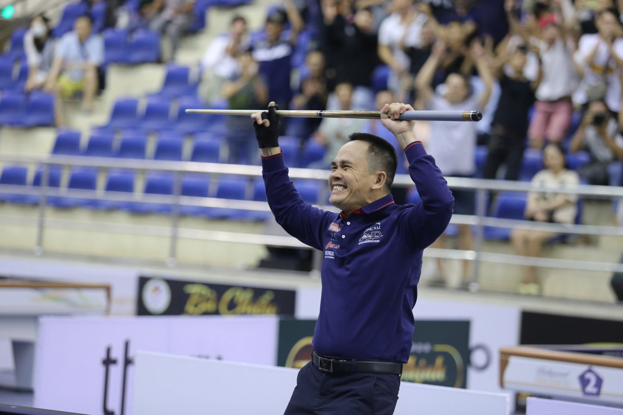 Vietnamese billiards player Tran Duc Minh celebrates his victory at the Ho Chi Minh City World Cup 3-Cushion 2024. Photo: Duc Khue / Tuoi Tre