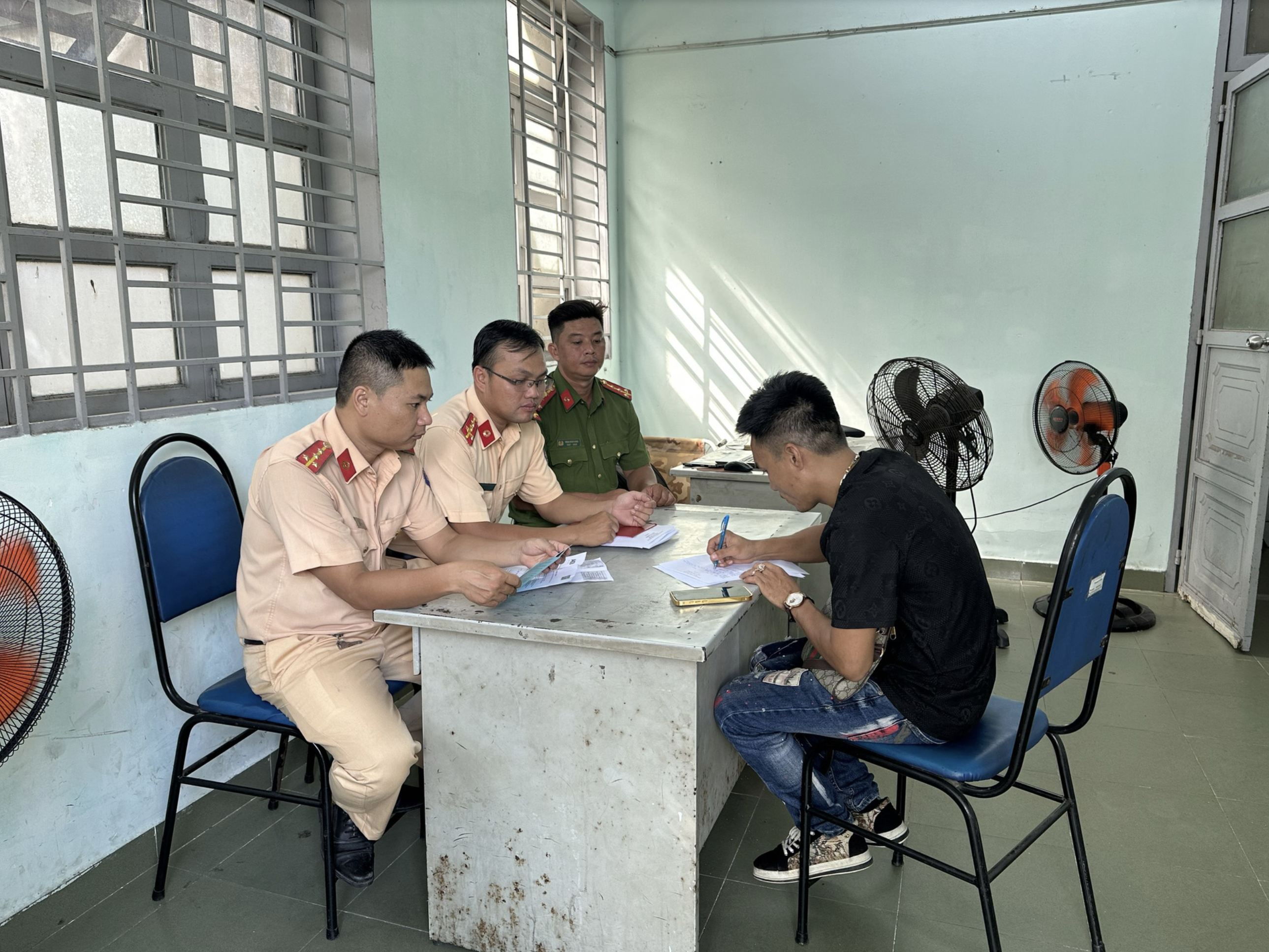 Traffic police in Ho Chi Minh City book a driver of a vehicle fitted with flashing lights. Photo: Supplied