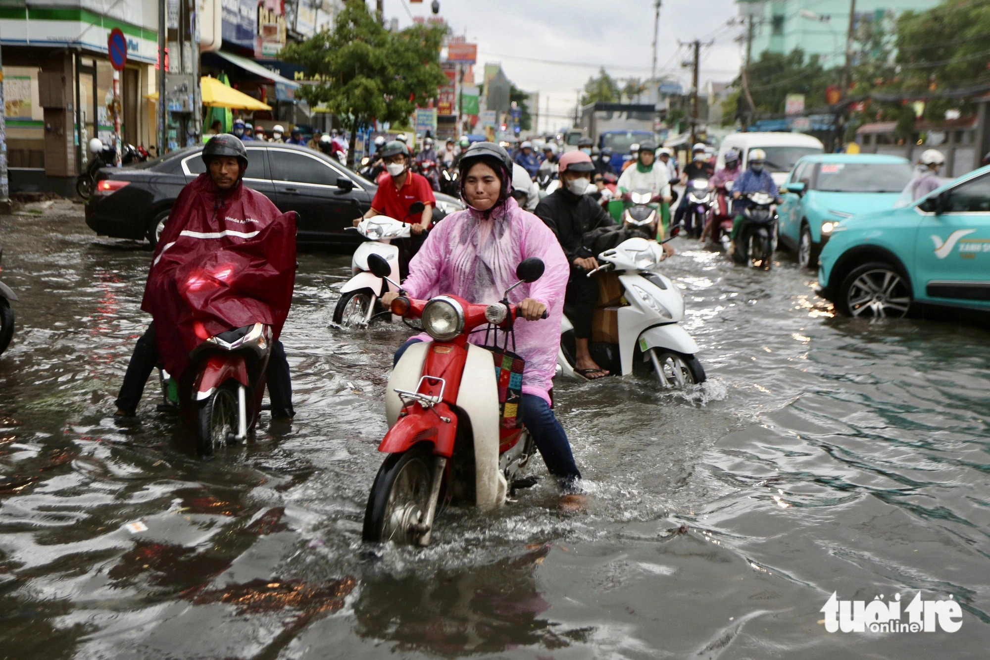 Flooding due to intense rainfall caused many motorbike breakdowns on Do Xuan Hop Street in Thu Duc City, under the jurisdiction of Ho Chi Minh City, May 31, 2024. Photo: Phuong Quyen / Tuoi Tre 