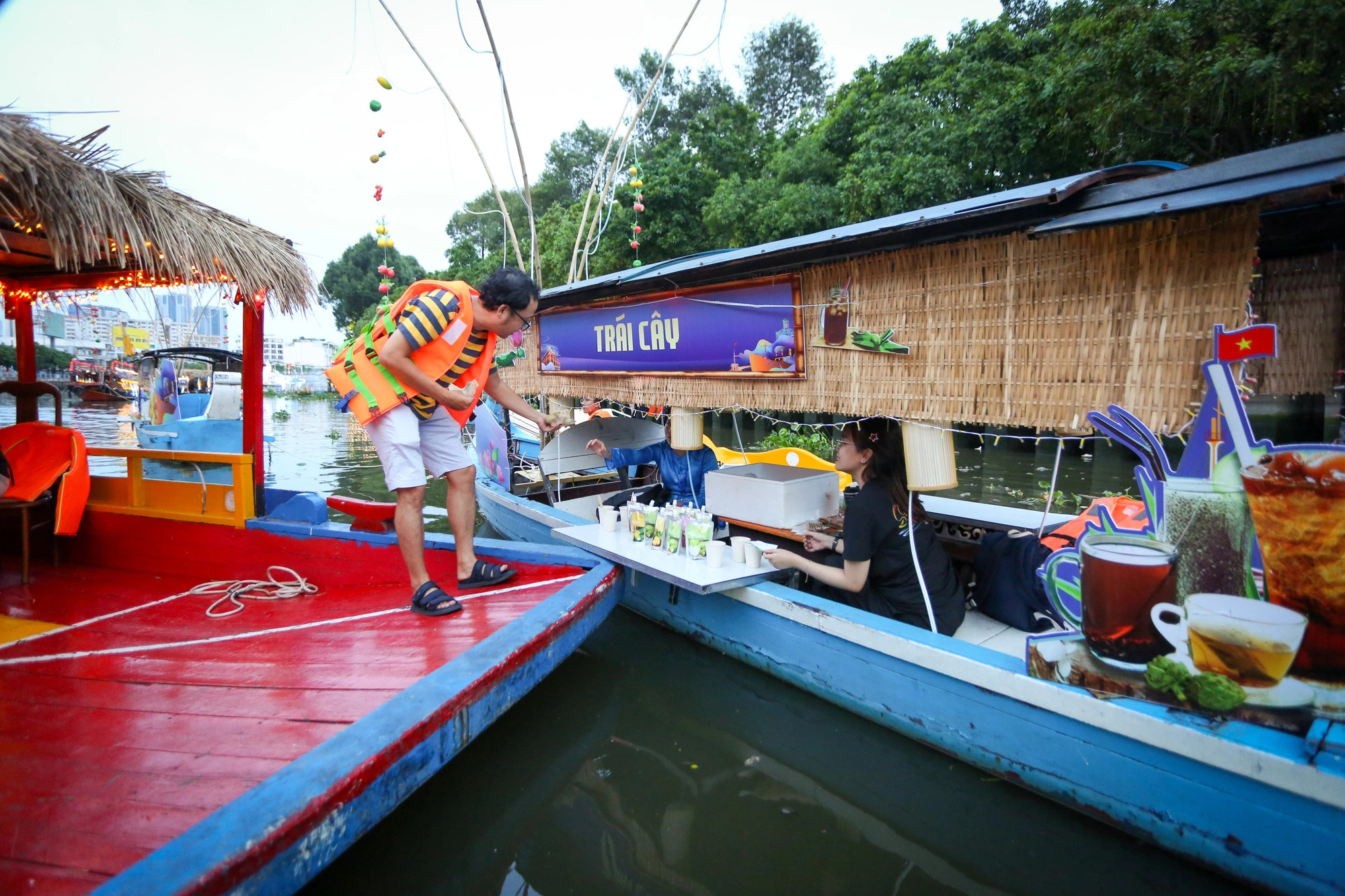 The organizer of the on-going Ho Chi Minh City River Festival set up a floating market  to serve visitors. Photo: Phuong Quyen / Tuoi Tre