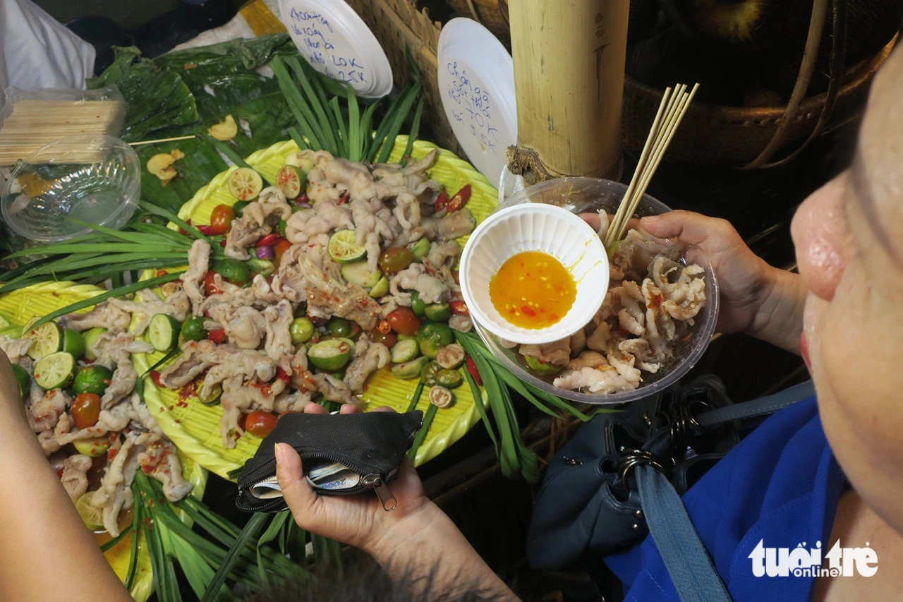 The cuisine event offers foodies a chance to savor a taste of typical dishes, cakes, fruits, and products of many locales. Photo: T.T.D / Tuoi Tre