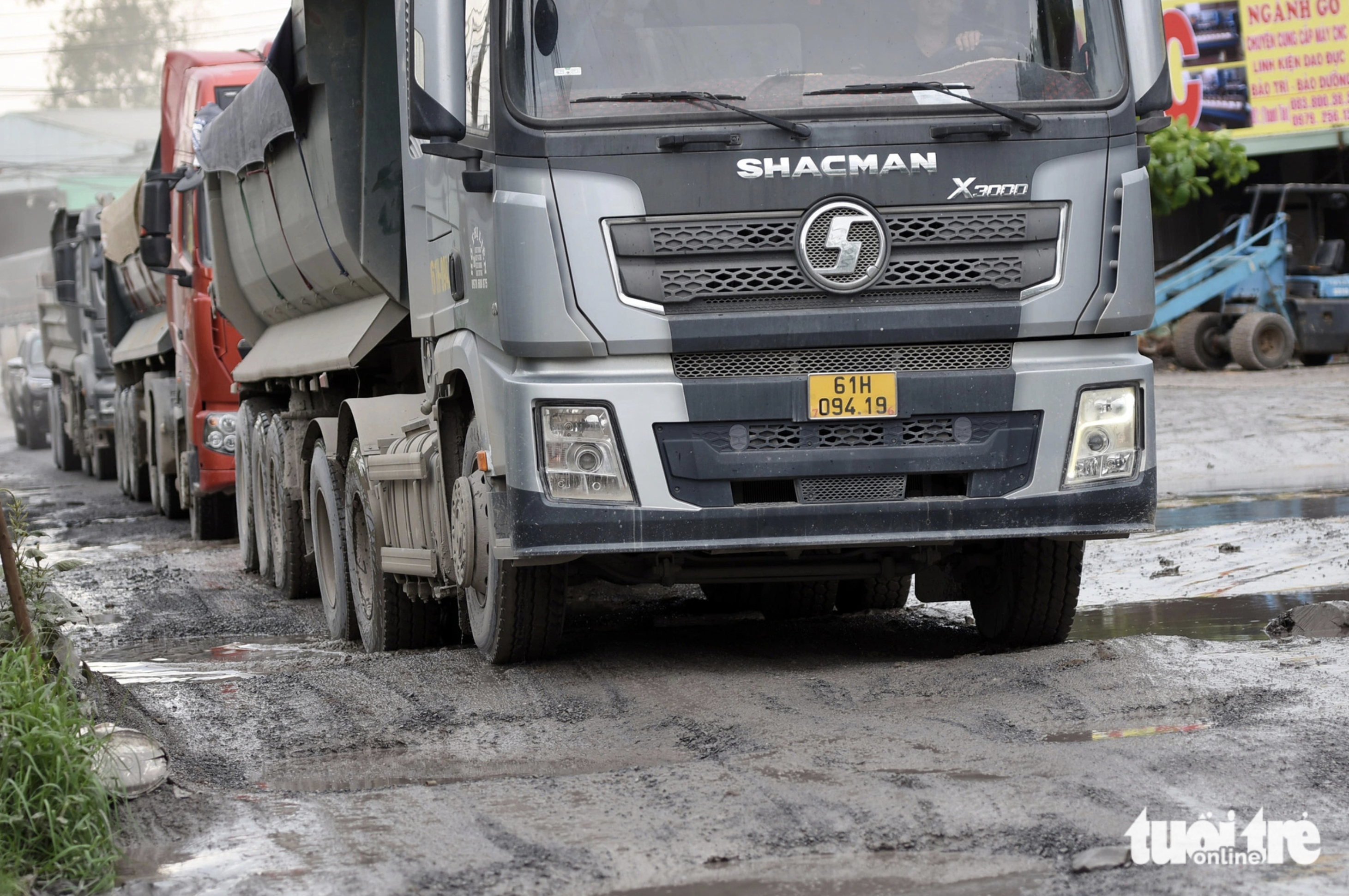 The pothole-ridden route links the Thien Tan industrial cluster and National Highway 1, and connects Dong Nai Province with Binh Duong Province. Photo: A Loc / Tuoi Tre