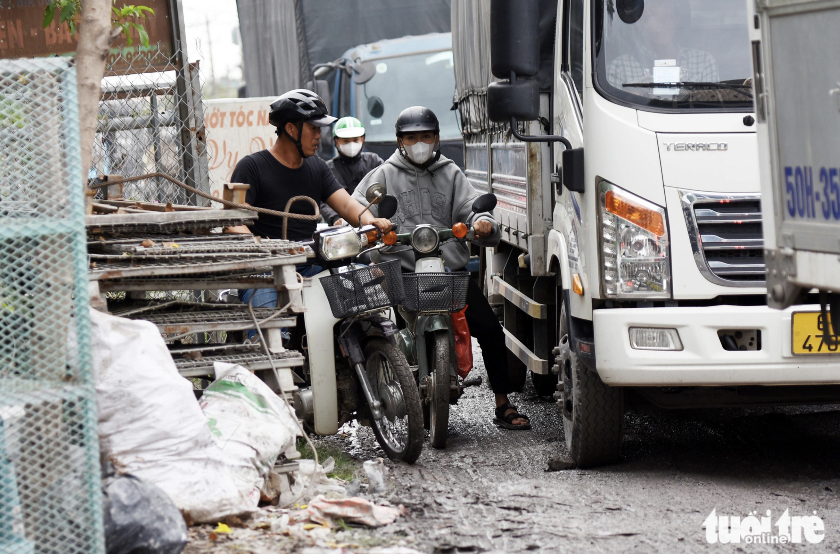The route is covered by mud, soil, sand and garbage. Photo: A Loc / Tuoi Tre