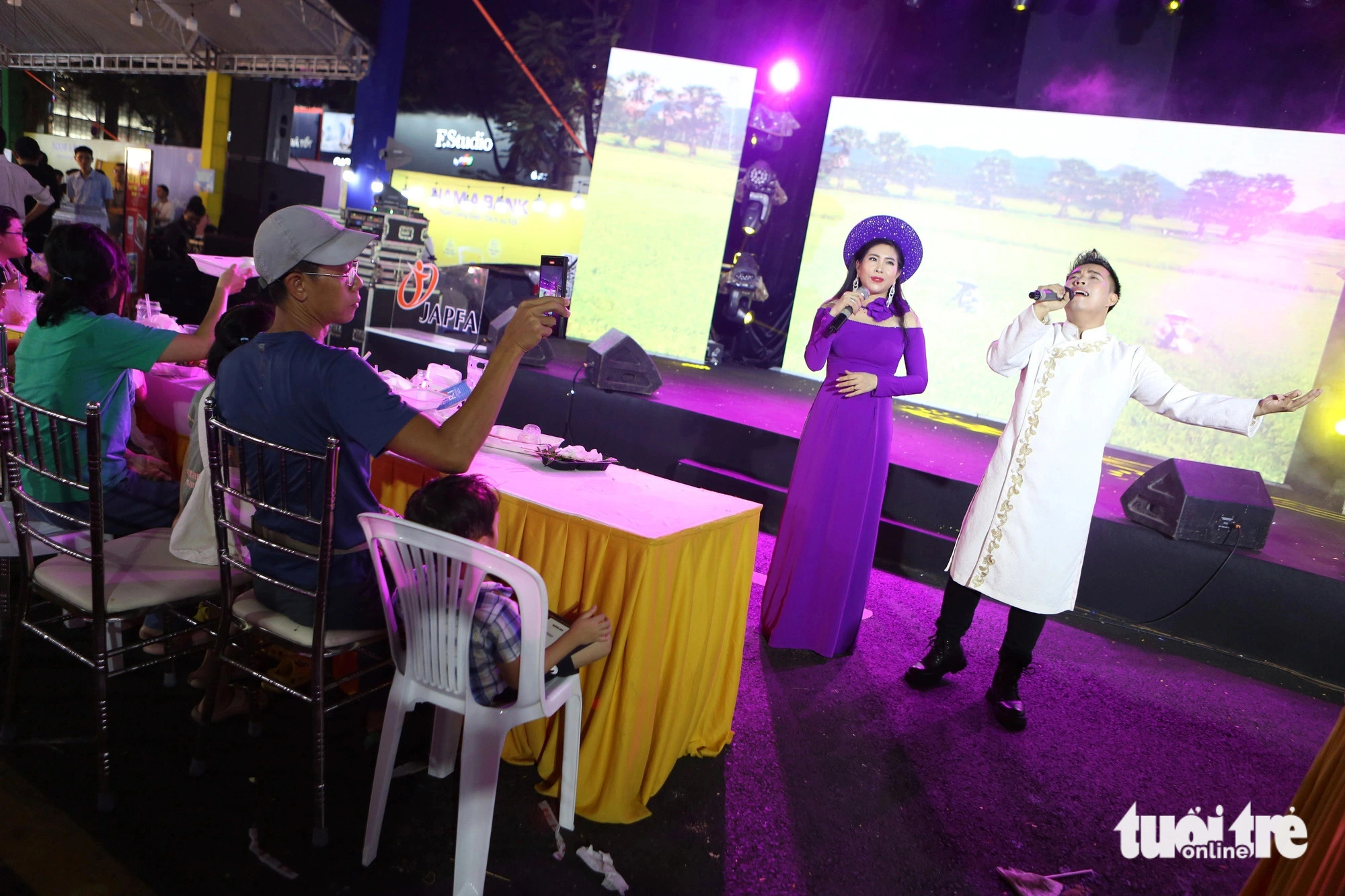 Apart from sampling various dishes, visitors can enjoy river-themed music performances. Photo: Phuong Quyen / Tuoi Tre