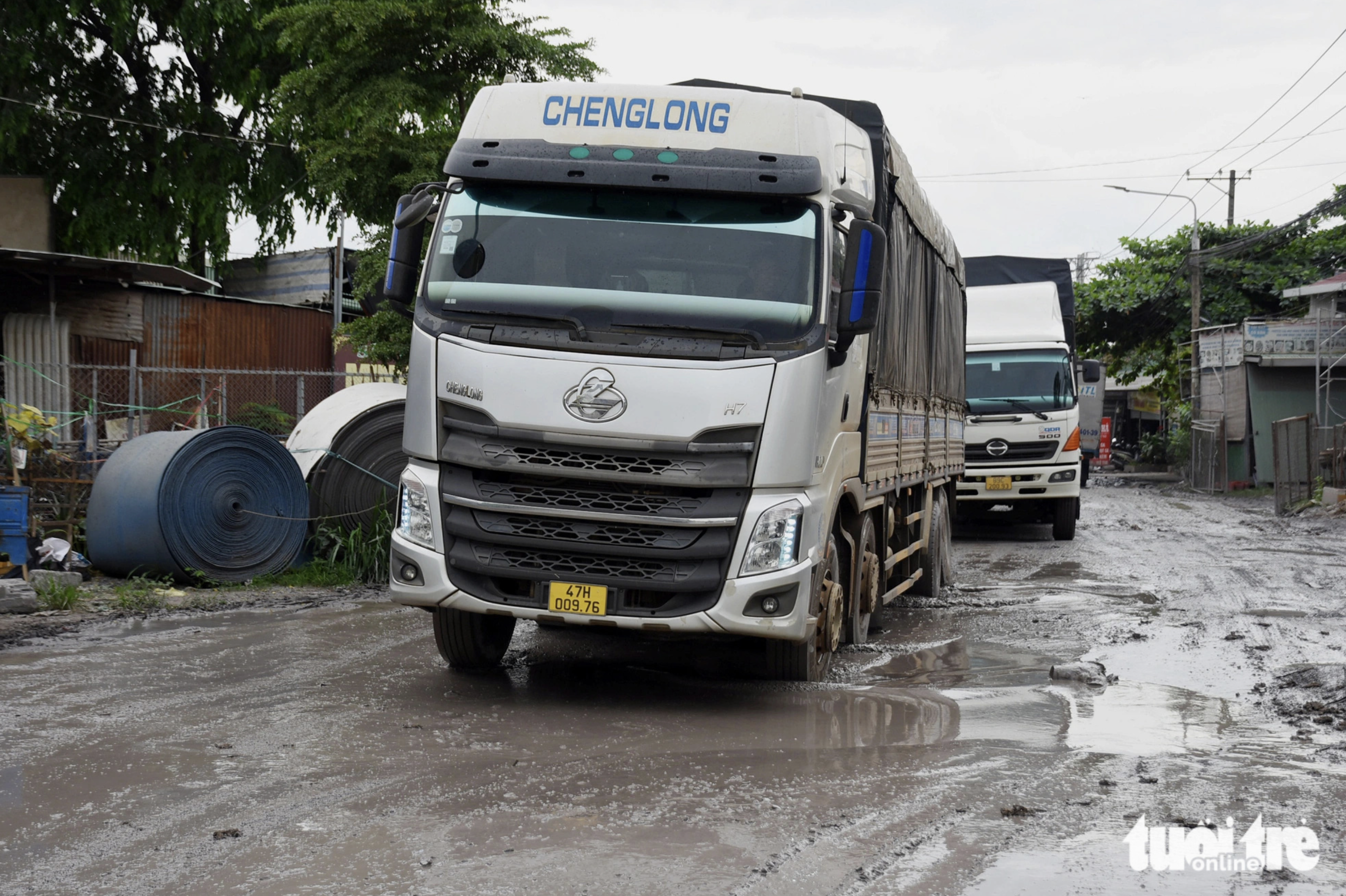 Residents have proposed local authorities fix the pothole-ridden road to facilitate vehicle movements and minimize traffic accidents in Dong Nai Province, southern Vietnam. Photo: A Loc / Tuoi Tre