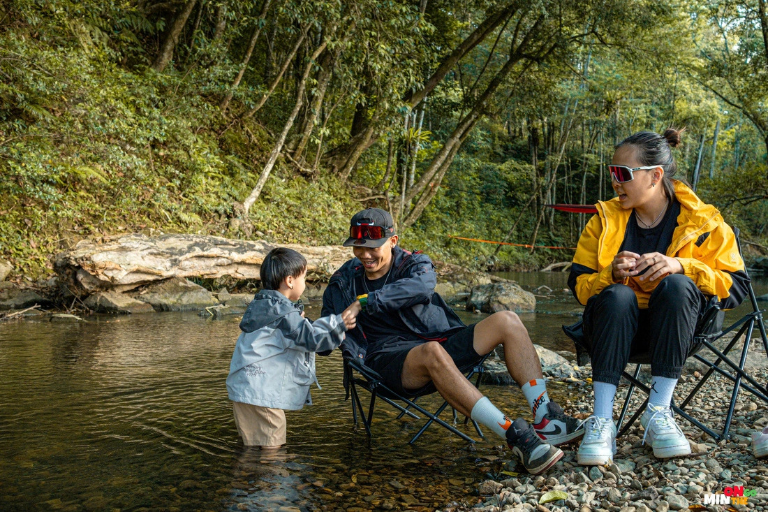 Two-year-old Nguyen Khanh An along with her parents at a tourist destination in Vietnam. Photo: Nguyen Ngoc Minh