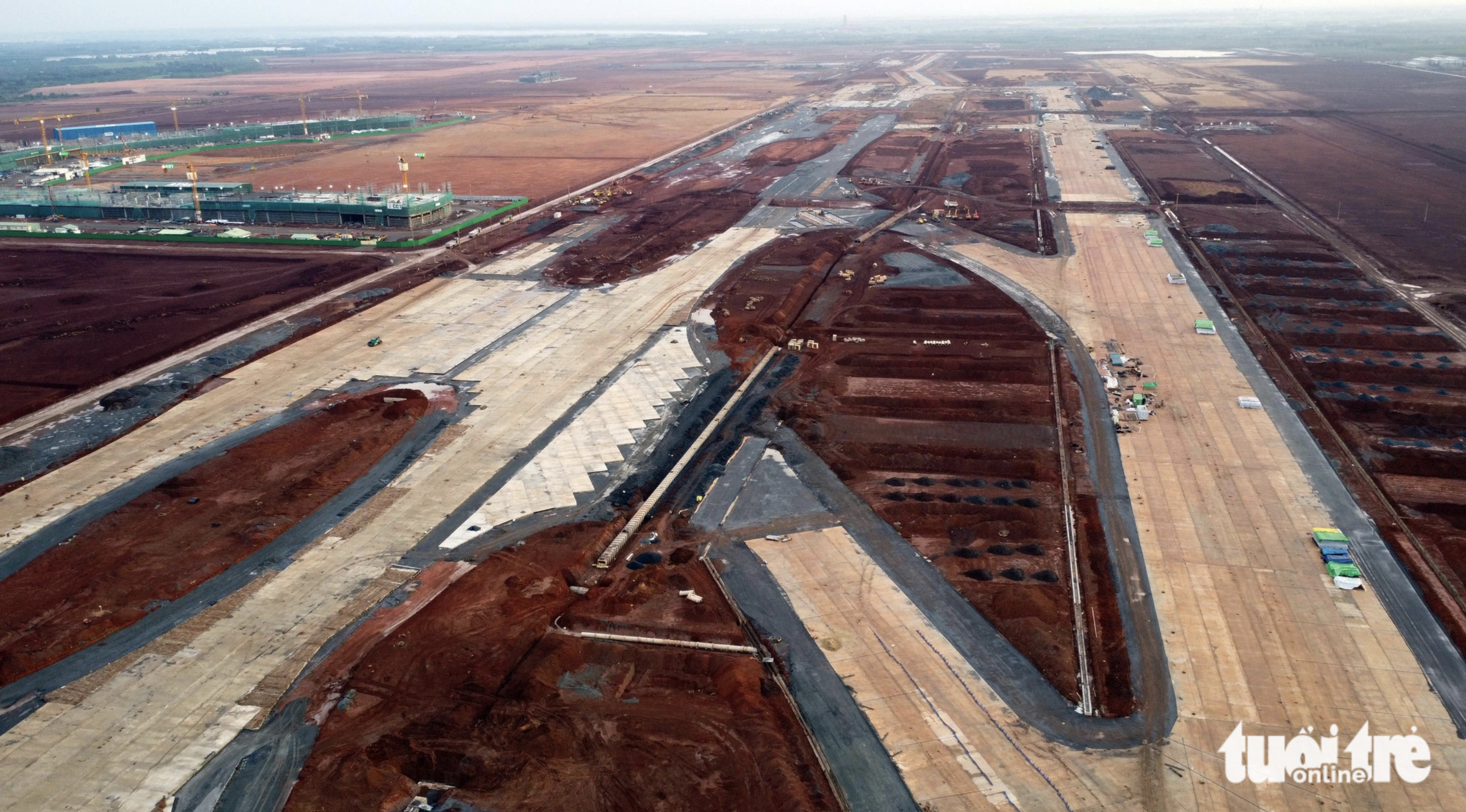 Workers are speeding up work on the Long Thanh International Airport project. Photo: A Loc / Tuoi Tre
