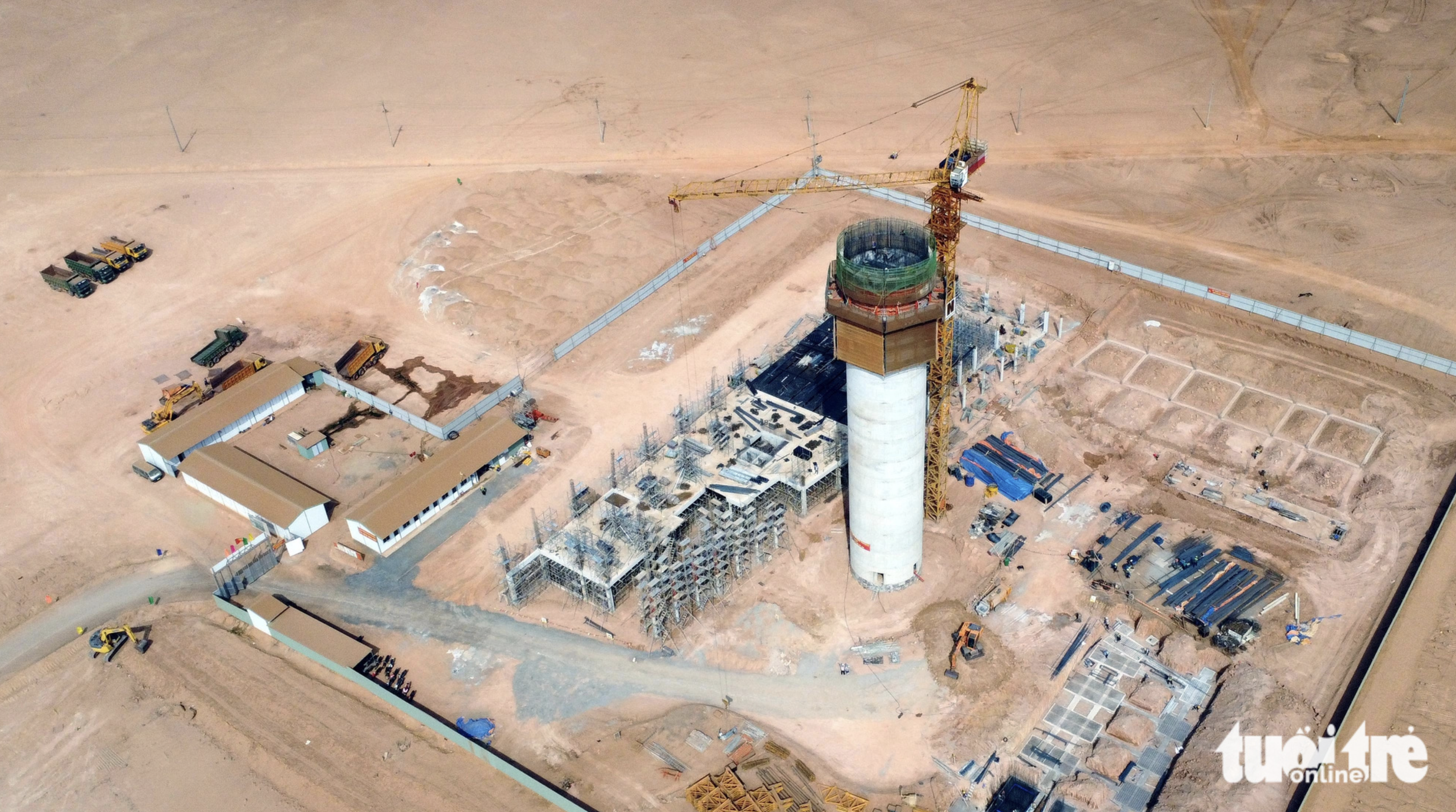A photo of the underway air traffic control tower at the Long Thanh International Airport project in Dong Nai Province. The 123-meter-tall tower got off the ground in late September 2023. Photo: A Loc / Tuoi Tre