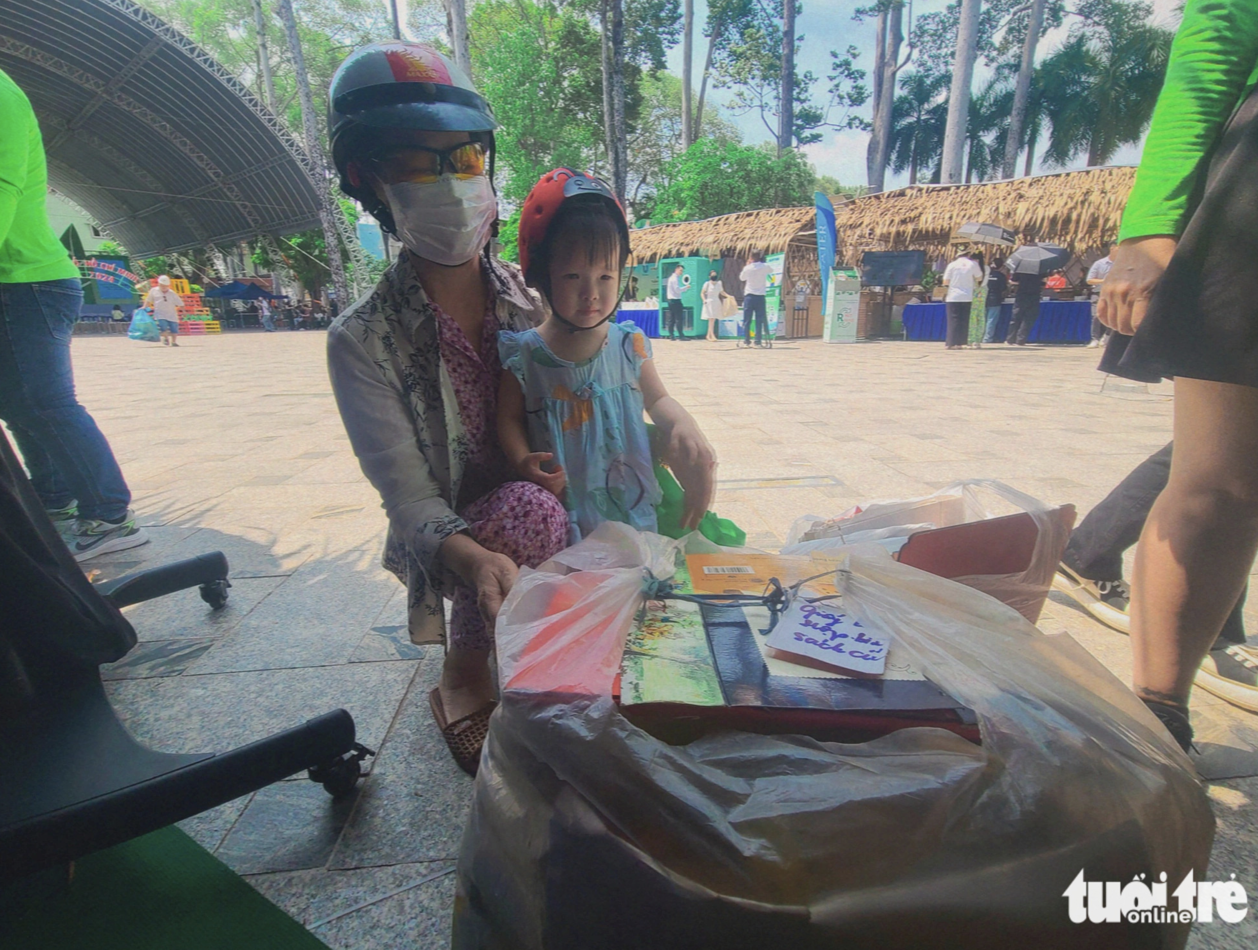 Hoang Chau, 66, and her grandchild play a game at the Green Living Festival held at Van Lang Park in District 5, Ho Chi Minh City. Photo: Nhat Xuan / Tuoi Tre