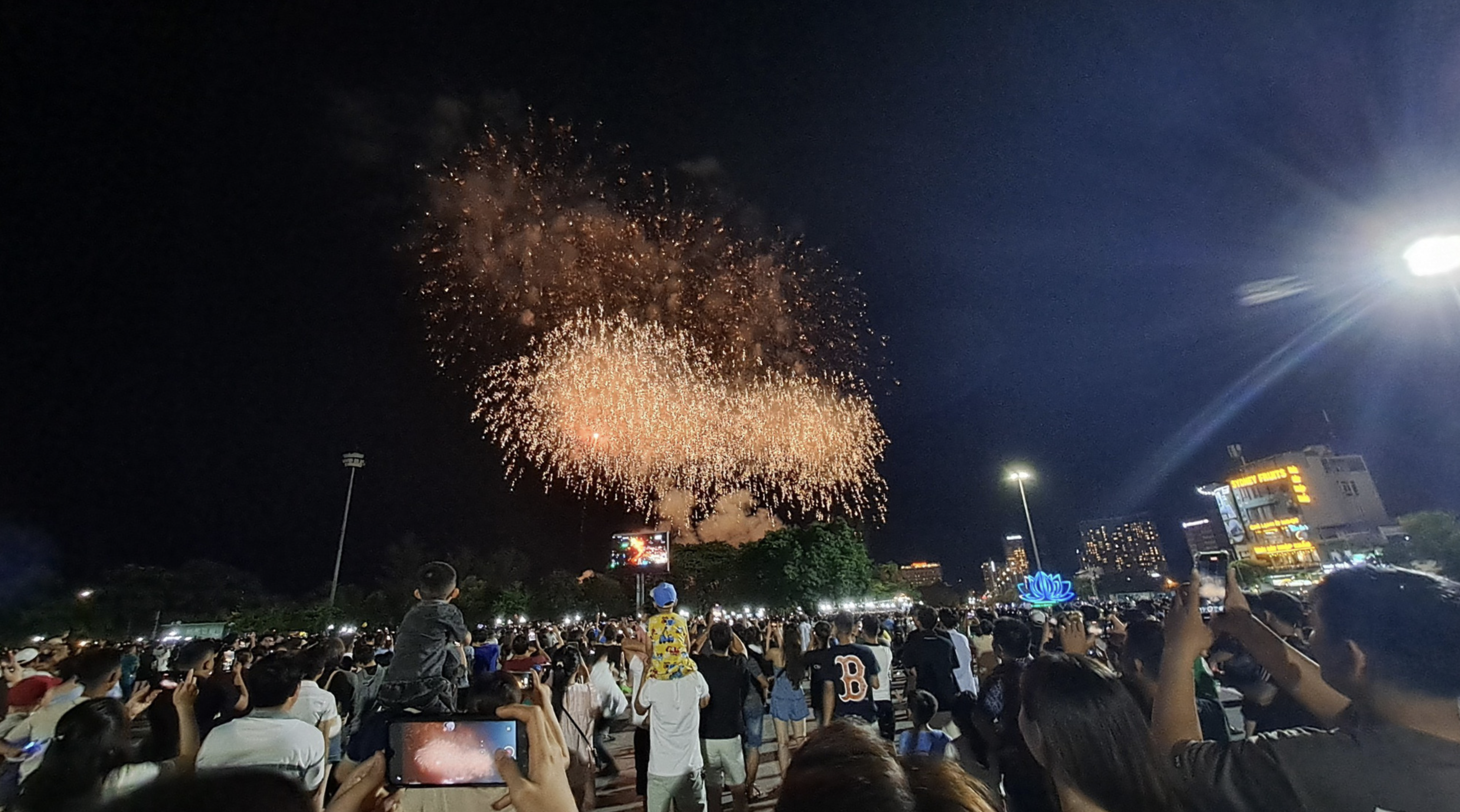 Locals and tourists are excited to capture a stunning high-altitude firework show in Quy Nhon City. Photo: Thanh Truong / Tuoi Tre