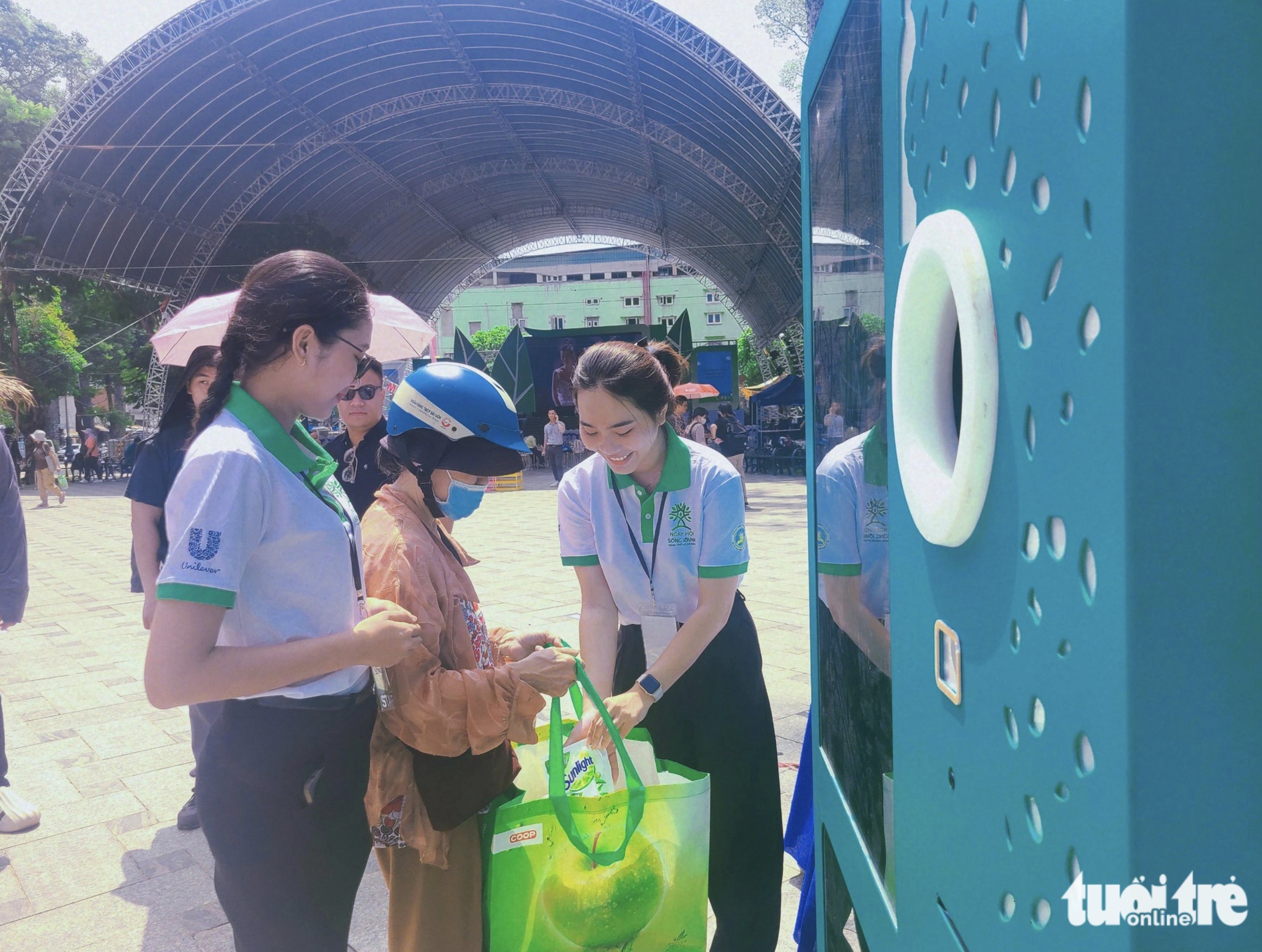 An automatic plastic bottle treatment machine placed at the Green Living Festival held at Van Lang Park in District 5, Ho Chi Minh City. Photo: Nhat Xuan / Tuoi Tre