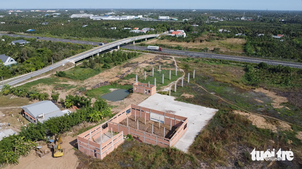 While drivers have to struggle with the shortage of rest stops and residents are in misery, a rest stop on the Trung Luong - My Thuan Expressway is being conducted at a snail's pace.