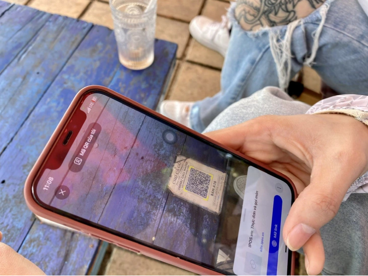 Customers can order and make payments using QR codes. Photo: Truong Trung / Tuoi Tre