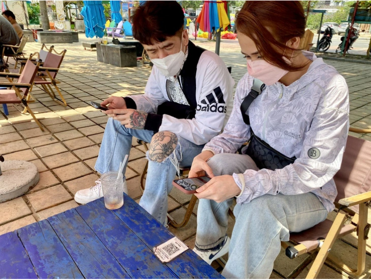 Young people prefer digital payments. Photo: Truong Trung / Tuoi Tre