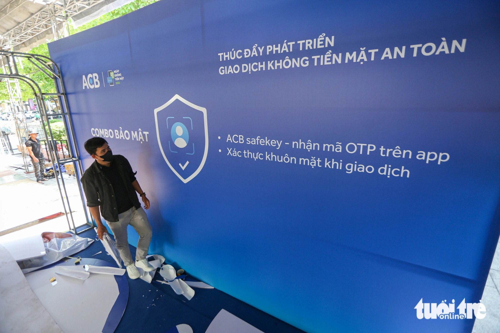 During the three-day festival, a host of state-run and commercial banks such as Vietcombank, HDBank, Techcombank, ACB will host a wide range of activities allowing residents to experience non-cash payments. Photo: Phuong Quyen / Tuoi Tre