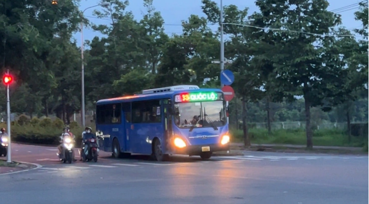 Another bus of route No. 33 runs the red light at the Nguyen Du - Le Quy Don Intersection in Binh Duong Province. Photo: Xuan Doan / Tuoi Tre
