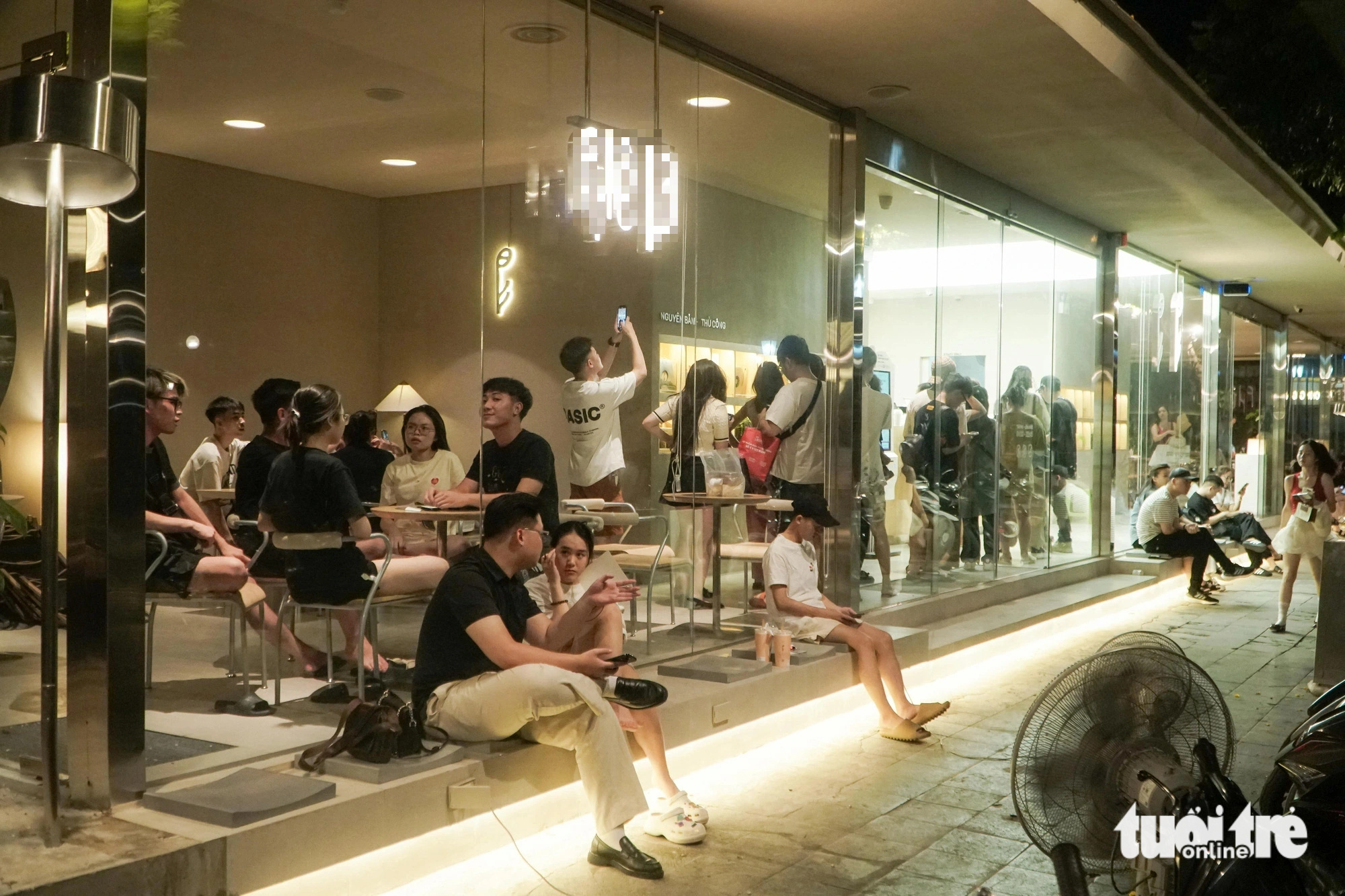 A coffee shop is filled with customers at dawn on Tong Dan Street in Hoan Kiem District, Hanoi, June 14, 2024. Photo: Pham Tuan / Tuoi Tre