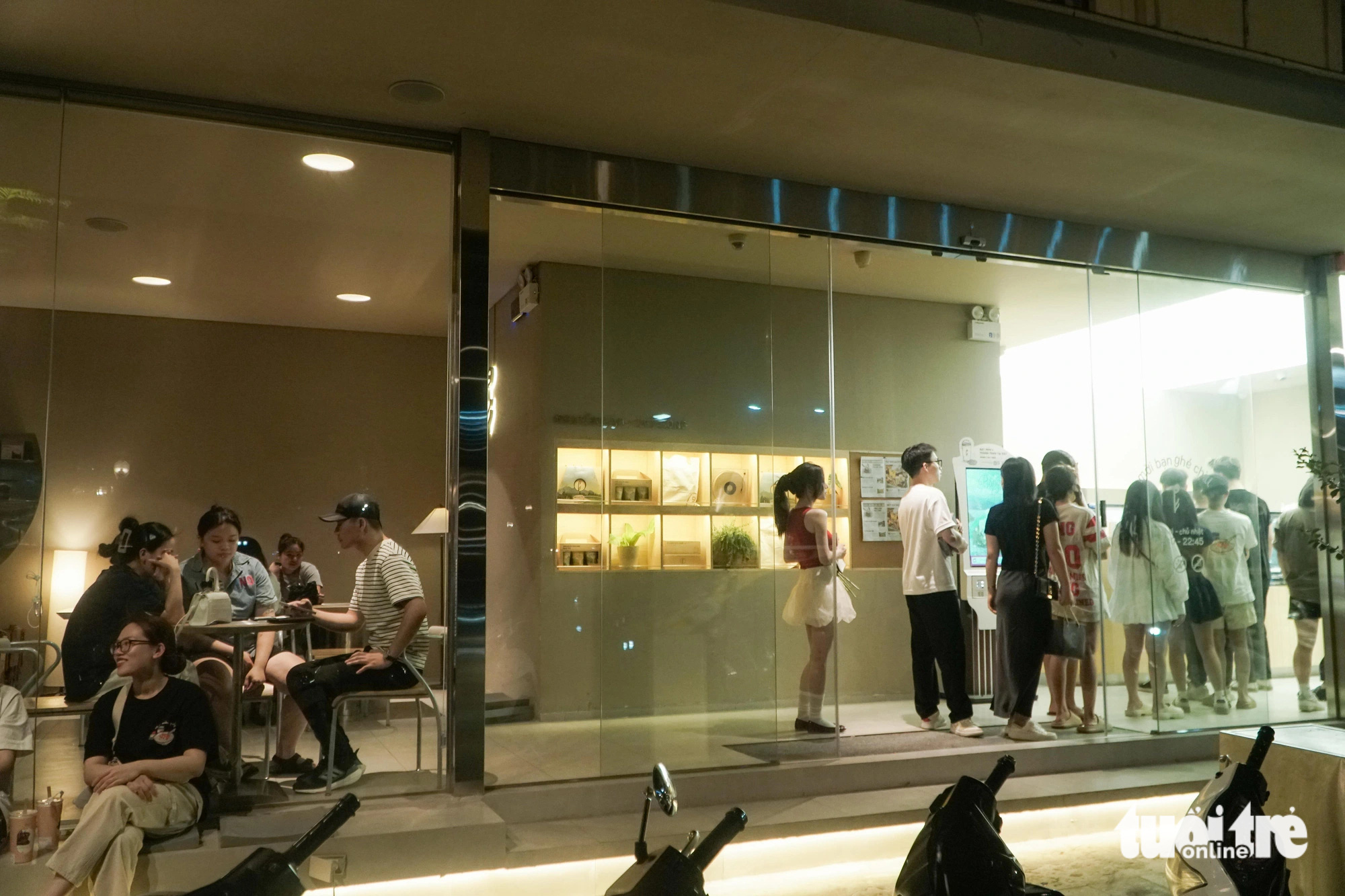 Customers line up at the order counter at a coffee shop on Tong Dan Street in Hoan Kiem District, Hanoi, at dawn on June 14, 2024. Photo: Pham Tuan / Tuoi Tre