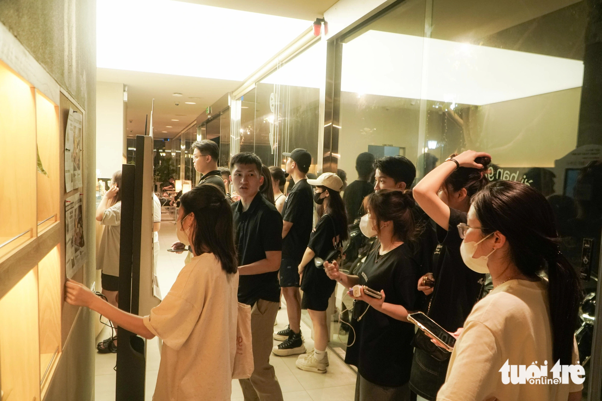 Customers line up at the order counter at a coffee shop on Tong Dan Street in Hoan Kiem District, Hanoi, at dawn on June 14, 2024. Photo: Pham Tuan / Tuoi Tre