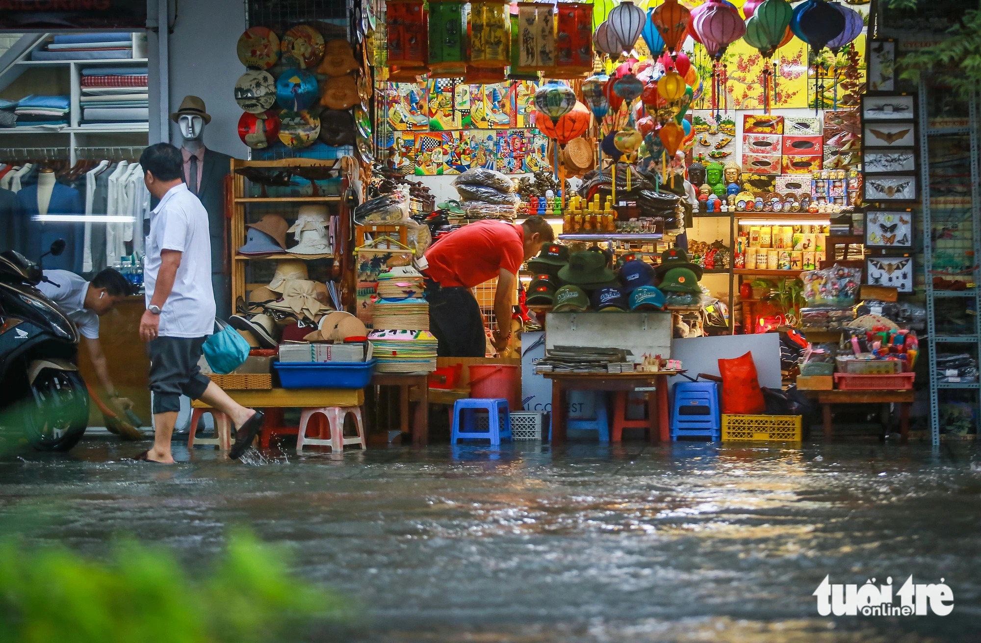 Rainwater batters some shops along Le Loi Boulevard in District 1, Ho Chi Minh City due to heavy rainfall on June 14, 2024. Photo: Chau Tuan / Tuoi Tre