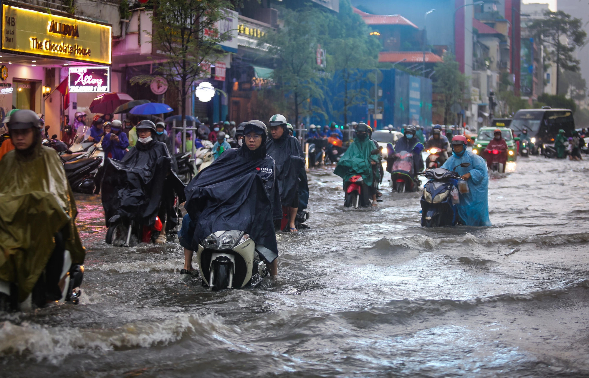 Le Loi Boulevard in District 1, Ho Chi Minh City resembles a river during a heavy afternoon downpour on June 14, 2024. Photo: Chau Tuan / Tuoi Tre