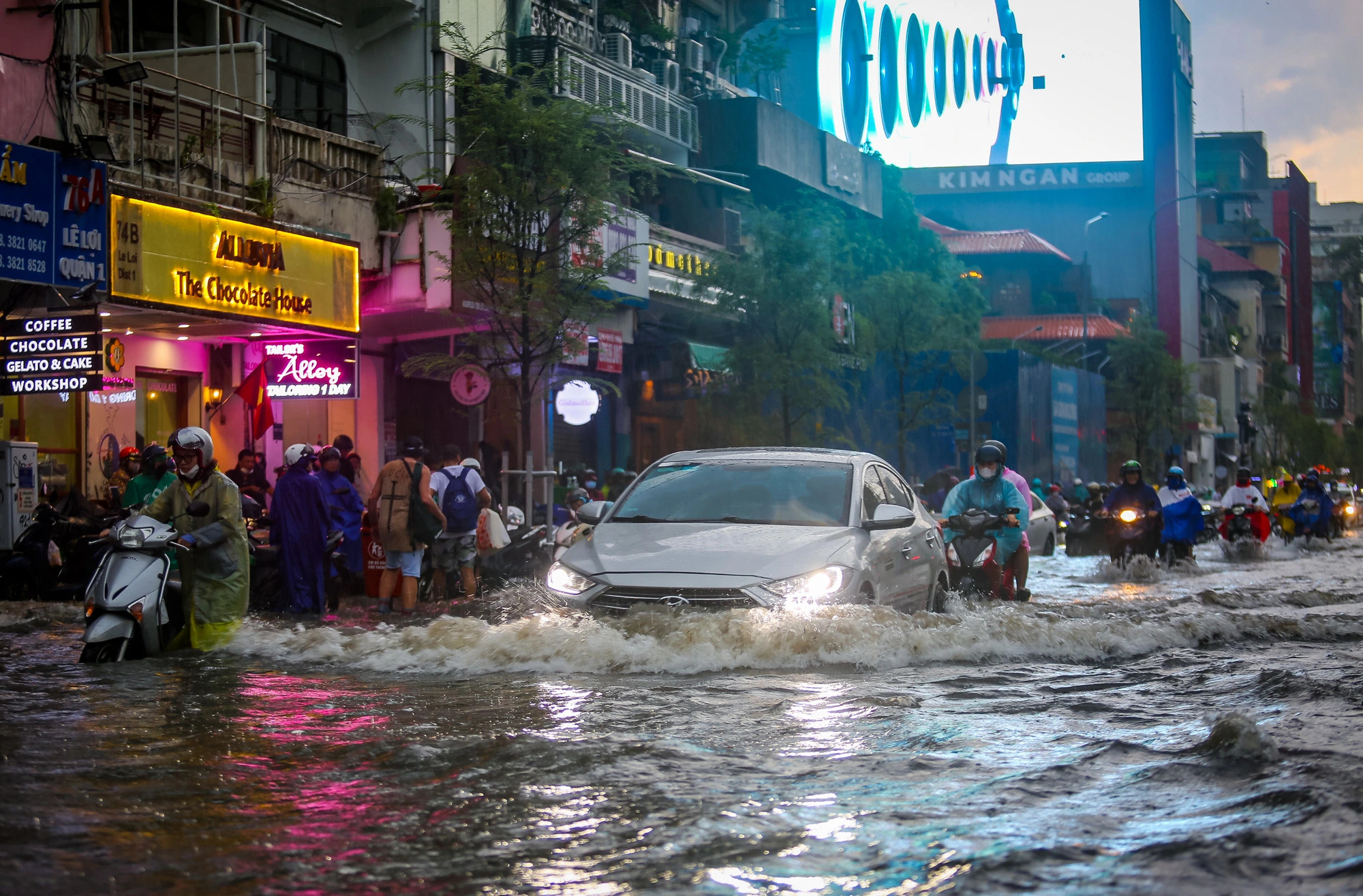 Le Loi Boulevard in District 1, Ho Chi Minh City resembles a river during a heavy afternoon downpour on June 14, 2024. Photo: Chau Tuan / Tuoi Tre