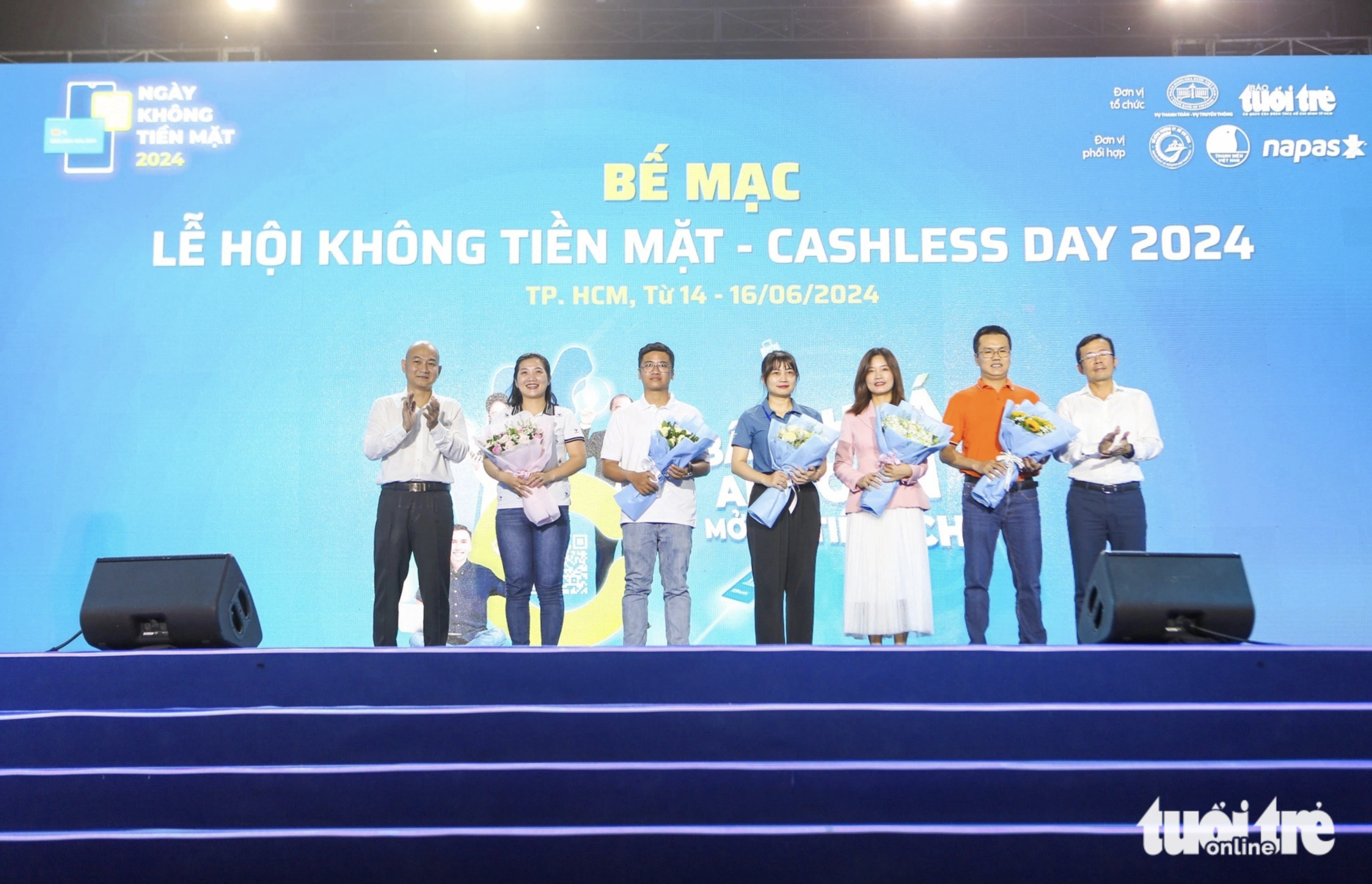 The organization board gives flowers to the representatives of some enterprises in association with the festival. Photo: Phuong Quyen / Tuoi Tre