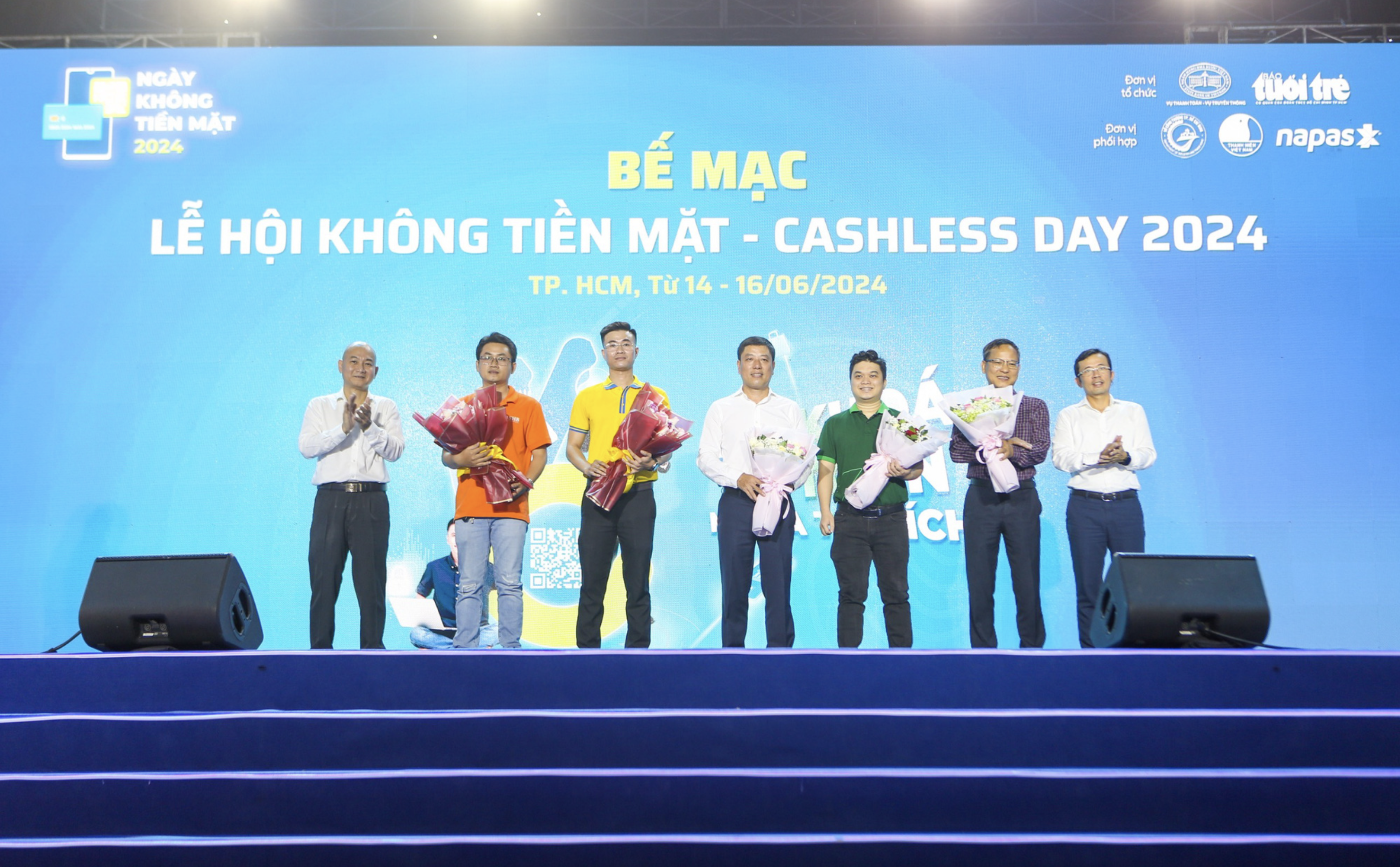 The organization board gives flowers to the representatives of some enterprises in association with the festival. Photo: Phuong Quyen / Tuoi Tre