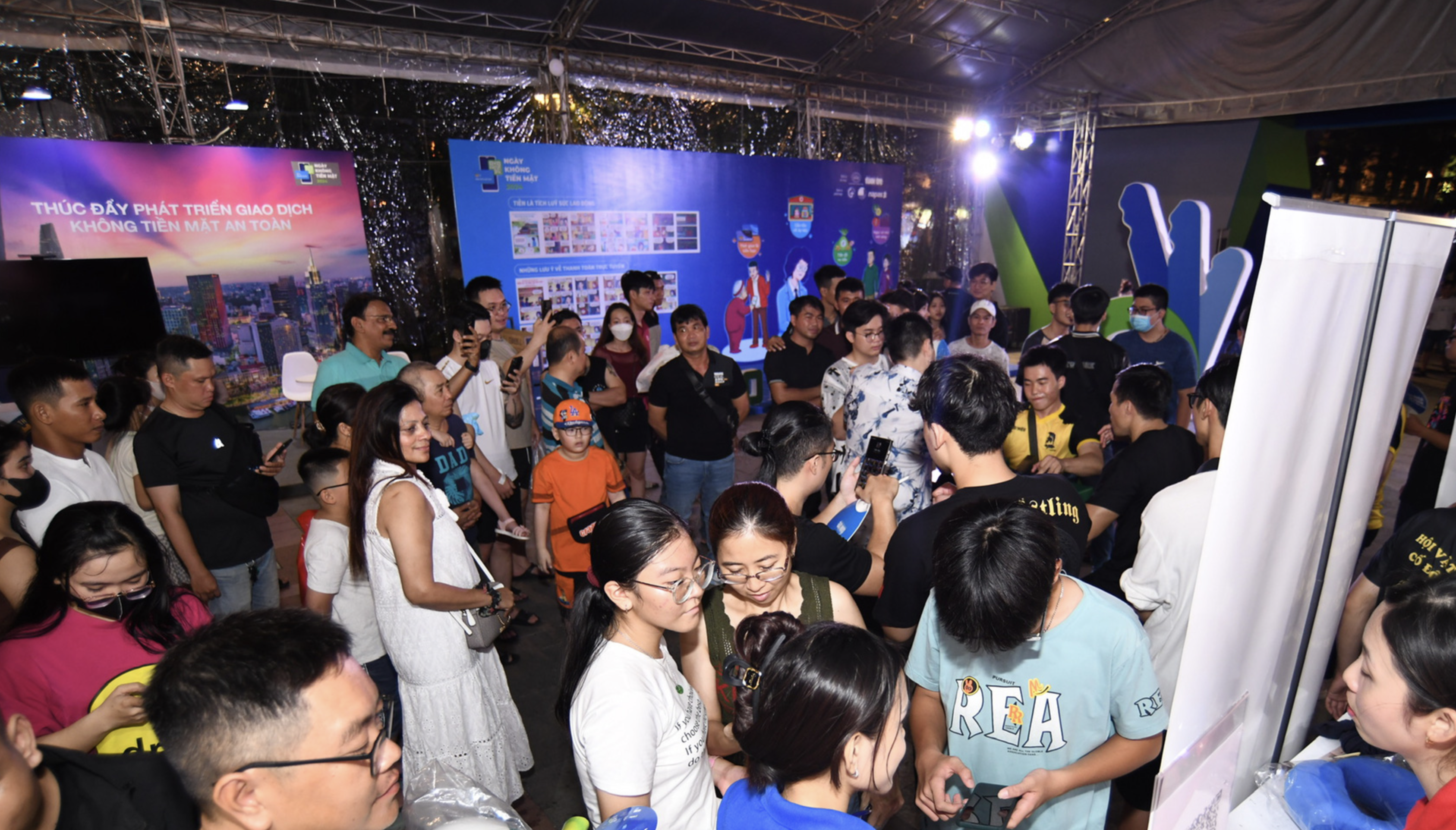 Fest-goers crowd Tuoi Tre’s booth at the festival. Photo: Quang Dinh / Tuoi Tre