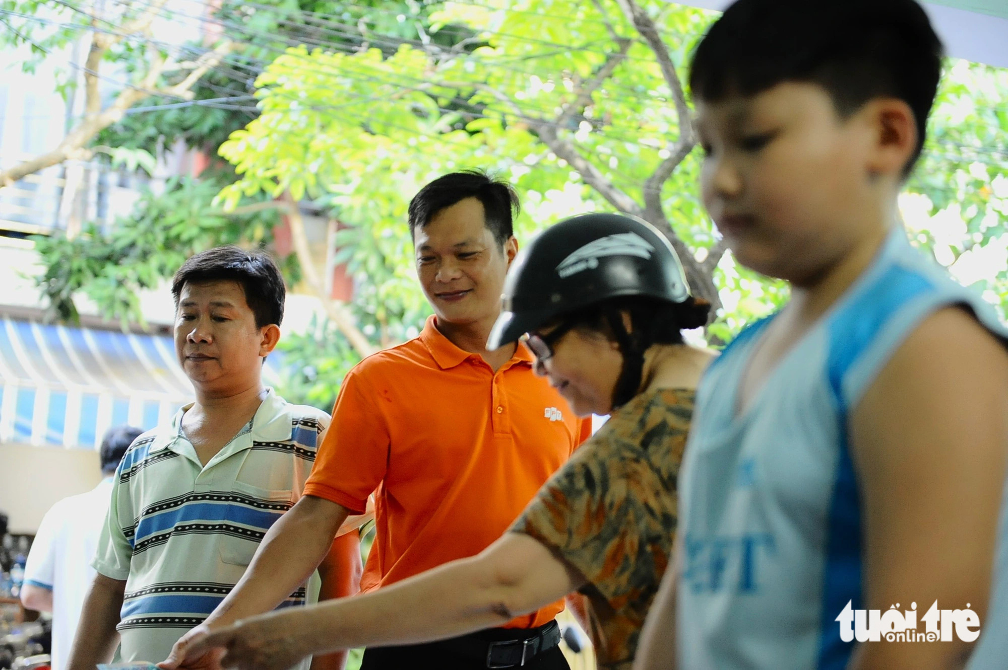 Customers wait for their turn at Hoang Thi Thao’s ‘bánh canh’ eatery on March 31 Street in Quy Nhon City, Binh Dinh Province, south-central Vietnam. Photo: Lam Thien / Tuoi Tre