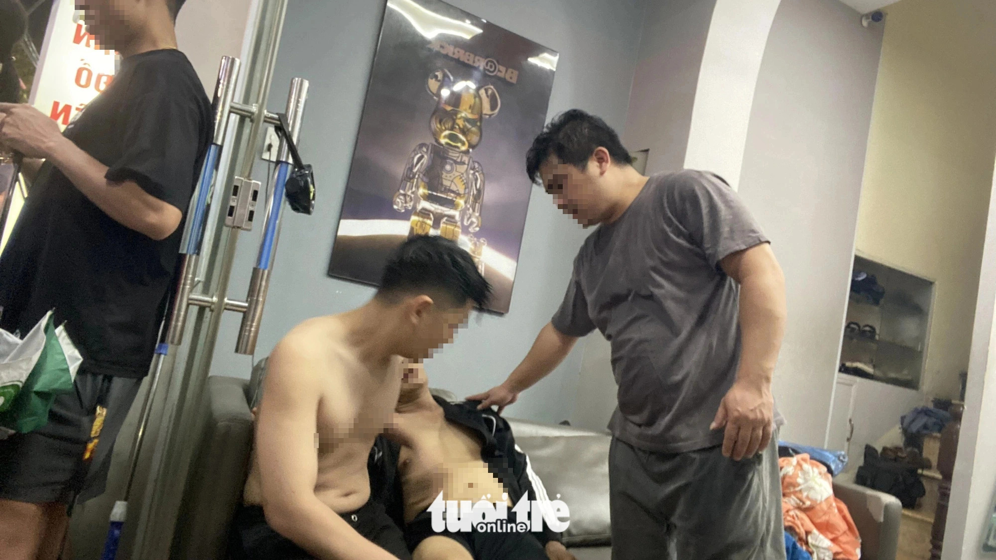 Some people being trapped in the fire-hit house are evacuated. Photo: Danh Khang / Tuoi Tre