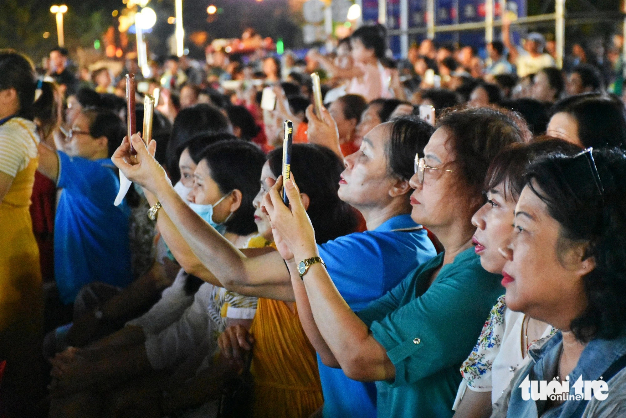 Participants capture their favorite moments at the closing ceremony of the Nha Trang Sea Tourism Festival held in Nha Trang City, Khanh Hoa Province, south-central Vietnam on June 16, 2024. Photo: Tran Hoai / Tuoi Tre