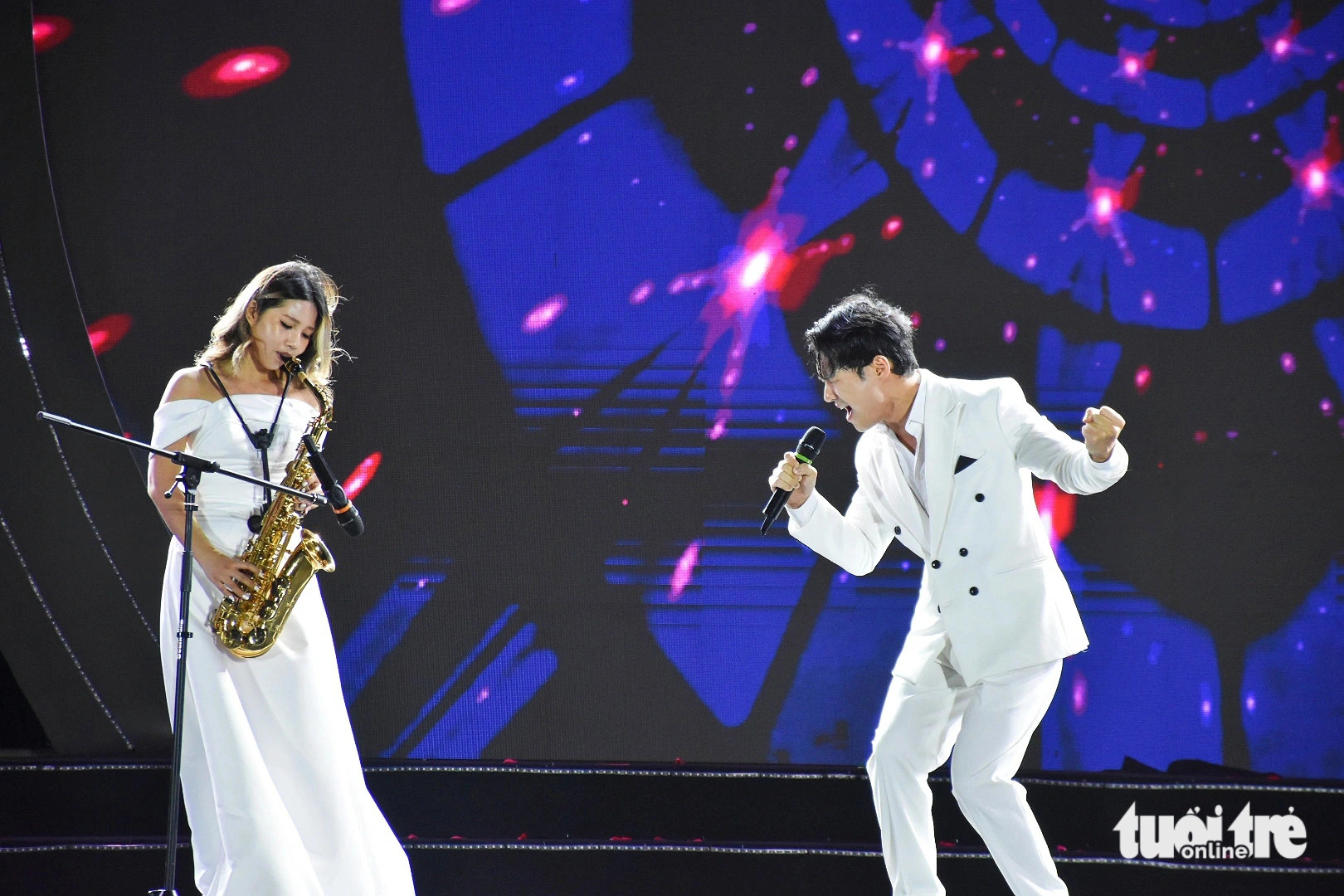 A saxophone performance at the closing ceremony. Photo: Tran Hoai / Tuoi Tre