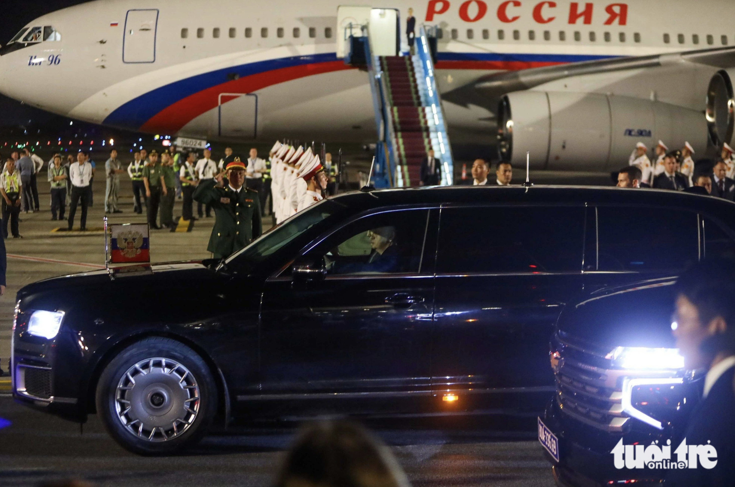 An armored Aurus car transports Russian President Putin to a hotel in Hanoi. Photo: Nguyen Khanh / Tuoi Tre