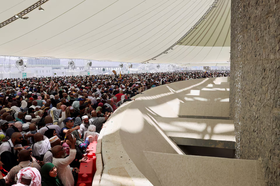 Muslim pilgrims cast their stones at a pillar symbolising Satan, during the annual haj pilgrimage in Mina, Saudi Arabia, June 18.Photo: Reuters
