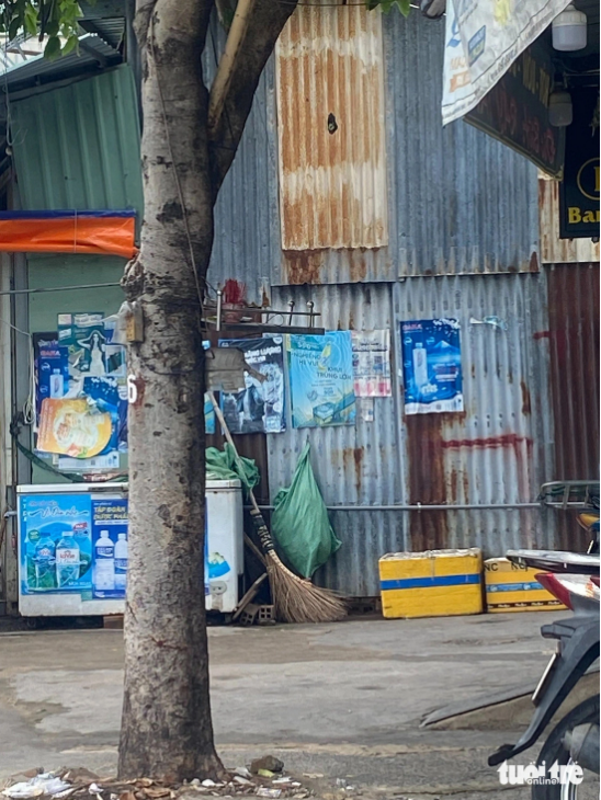 An altar is hung on a tree on Thoai Ngoc Hau Street in Tan Phu District, Ho Chi Minh City. Photo: Hong Diep / Tuoi Tre