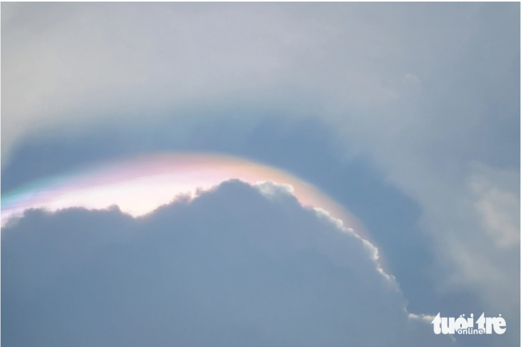 The colors of the clouds change depending on their position in relation to the sun. Photo: Nguyen Hien / Tuoi Tre