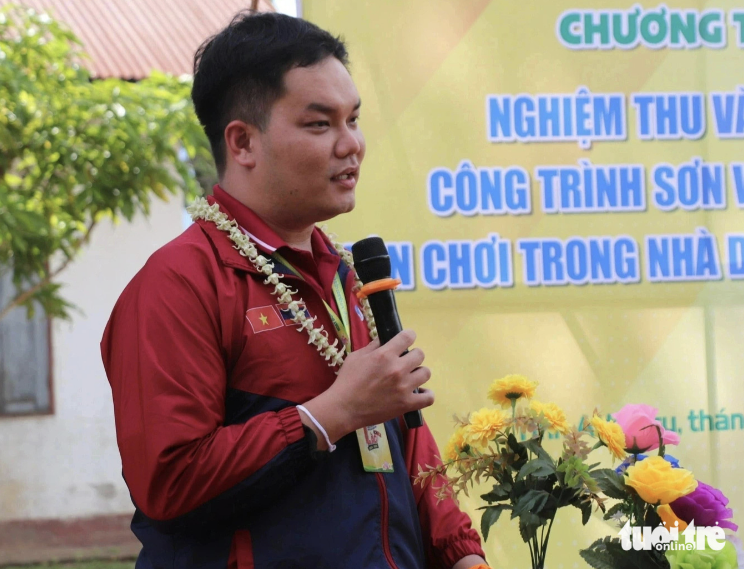 Truong Tan Nghiep, leader of a group of volunteers in Ho Chi Minh City joining a summer volunteer campaign in Laos, delivers his speech at a ceremony to hand over a playground to an elementary school in Laos. Photo: Dieu Qui / Tuoi Tre
