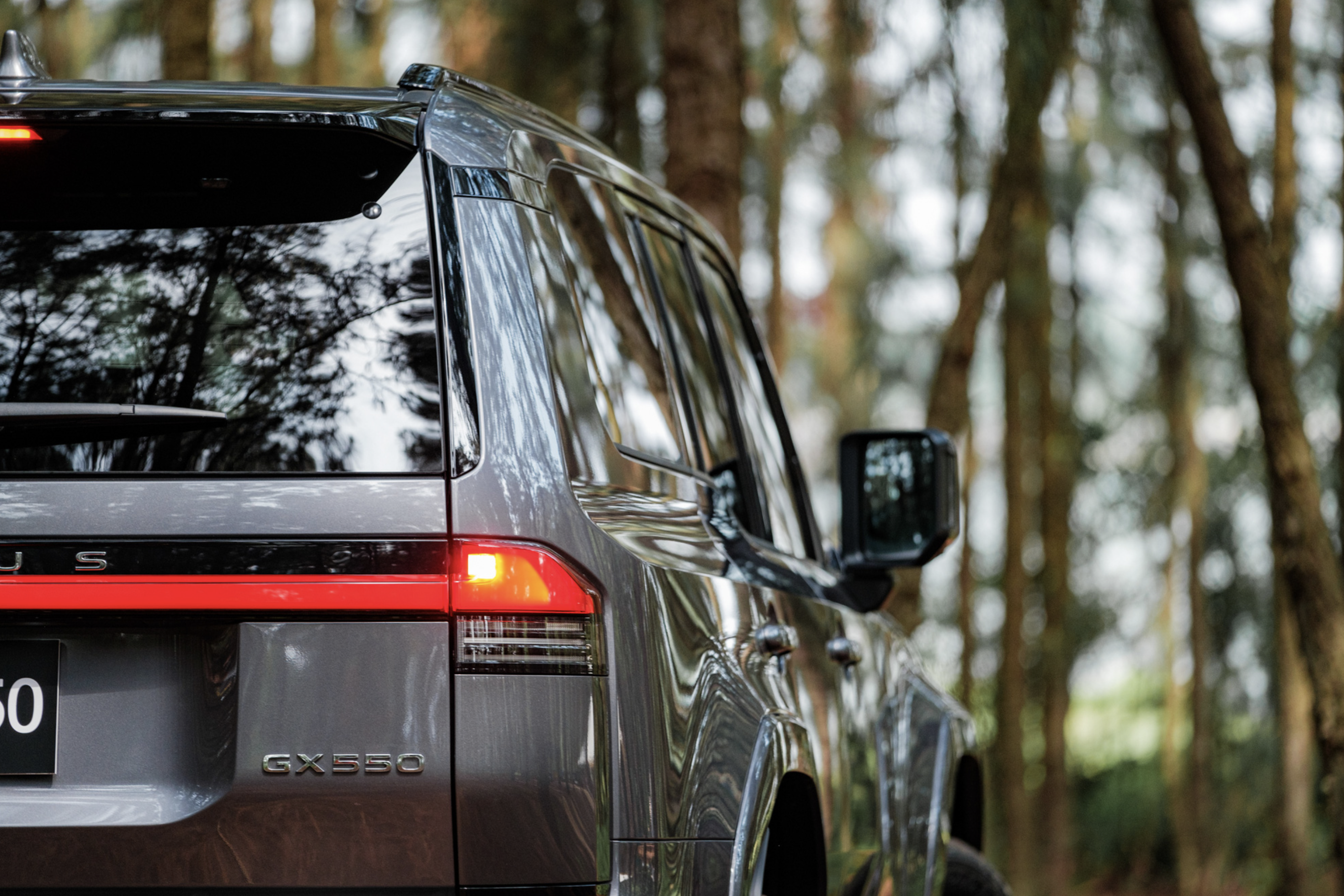 The 2024 Lexus GX 550 has a long horizontal tail light and 22-inch twelve-spoke forged alloy wheels with dark gray. Photo: Lexus