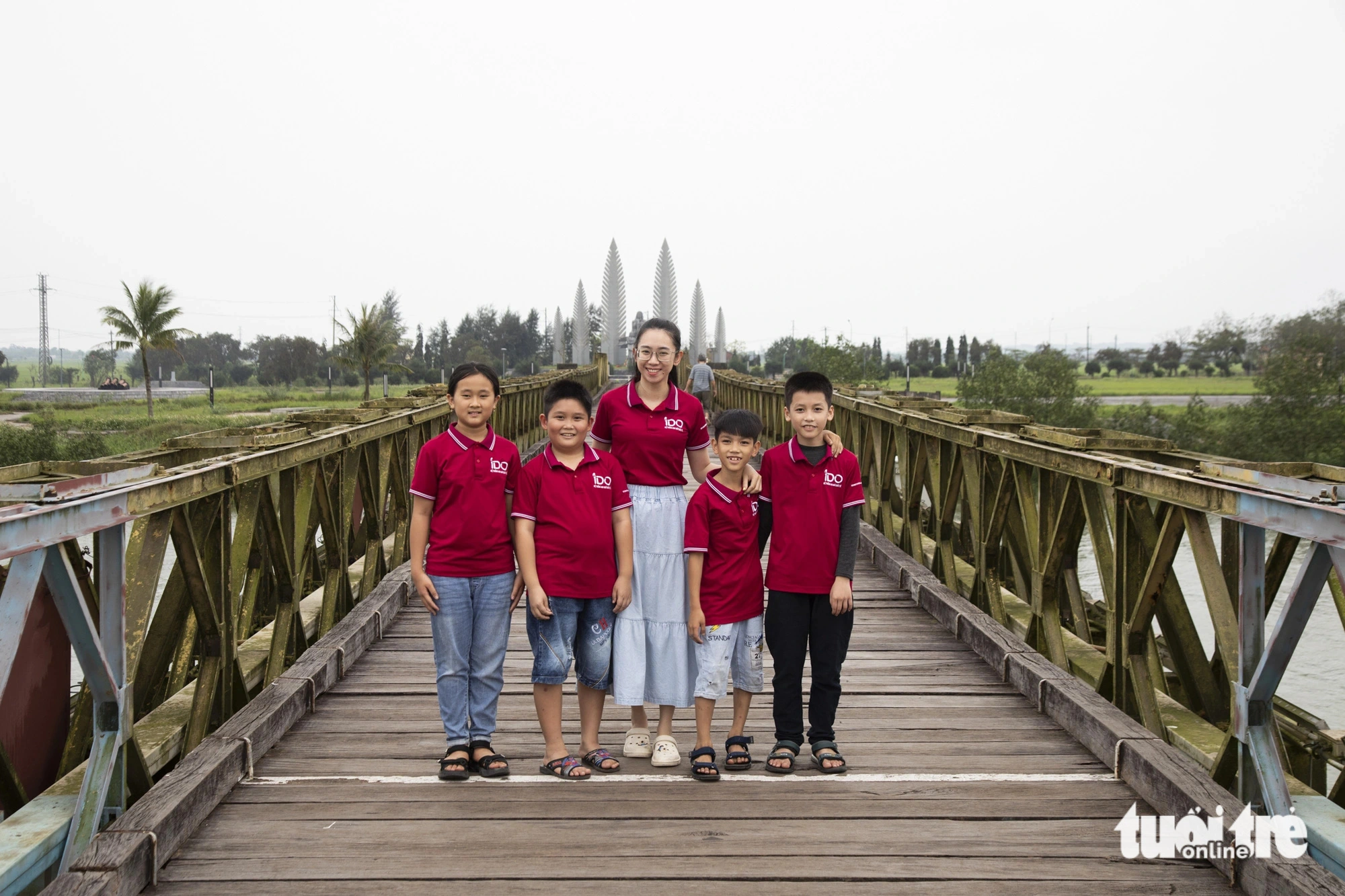 The Hien Luong Historic Bridge will be repaired by replacing damaged steel structural parts and repainting in blue and yellow. Photo: Hoang Tao/Tuoi Tre